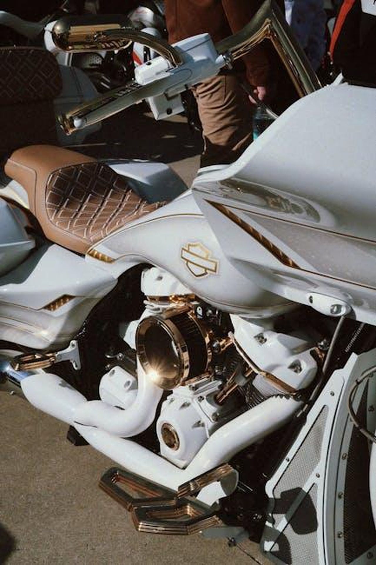 Motore_boxer_potente_con_eccellenti_prestazioni_2w9OilPiY3 - Veicoli24 Source: Nastya Gold - pexels - Detailed view of a luxury motorcycle with gold trims and custom design, highlighting elegance and style.