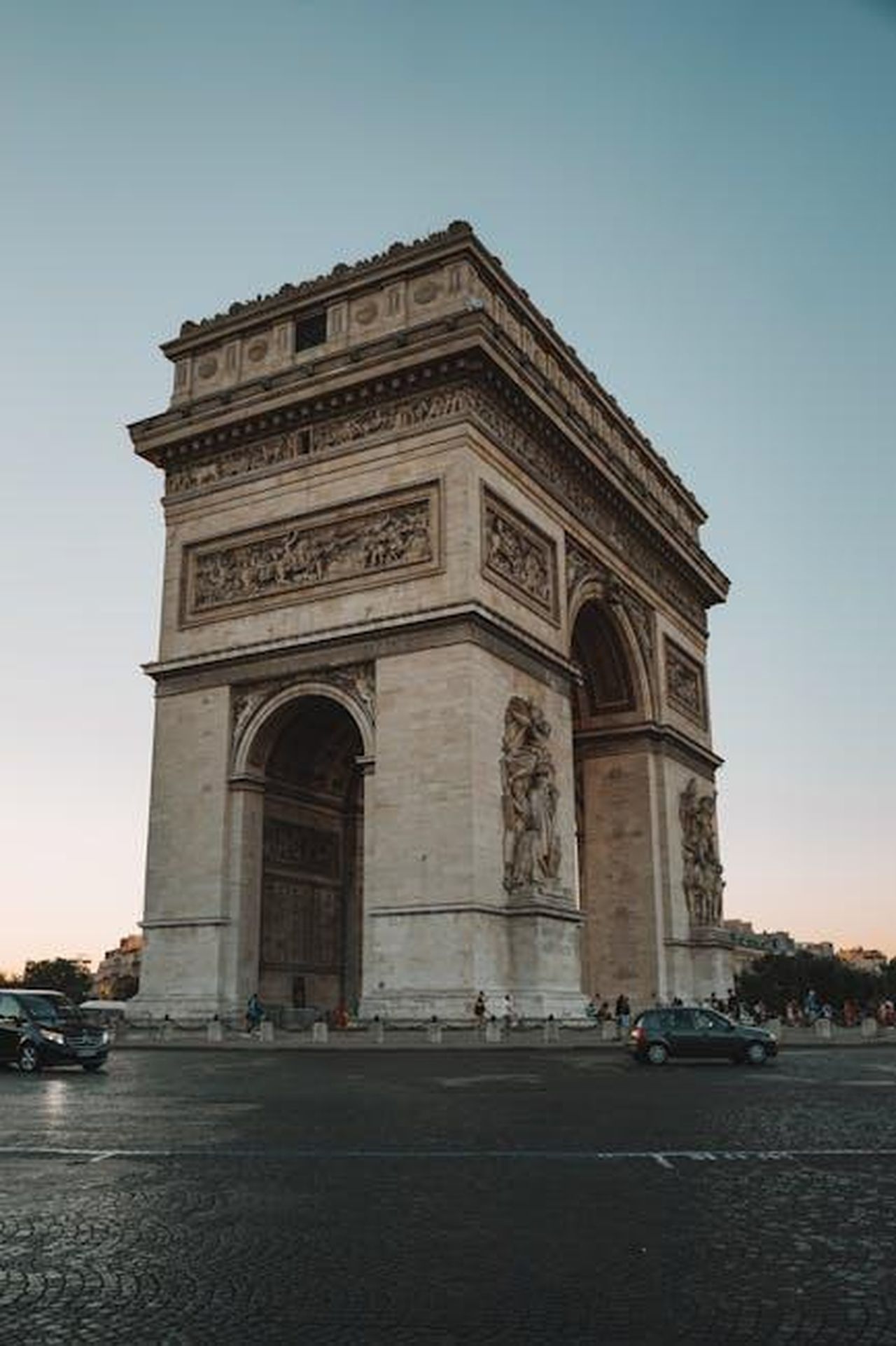 Nata_dalla_passione_una_breve_storia_della_BMW_Art_Car_Collection_4q414Wvv4B - Veicoli24 Source: Alex Azabache - pexels - A stunning view of the Arc de Triomphe in Paris captured during the golden hour, highlighting its architectural beauty.