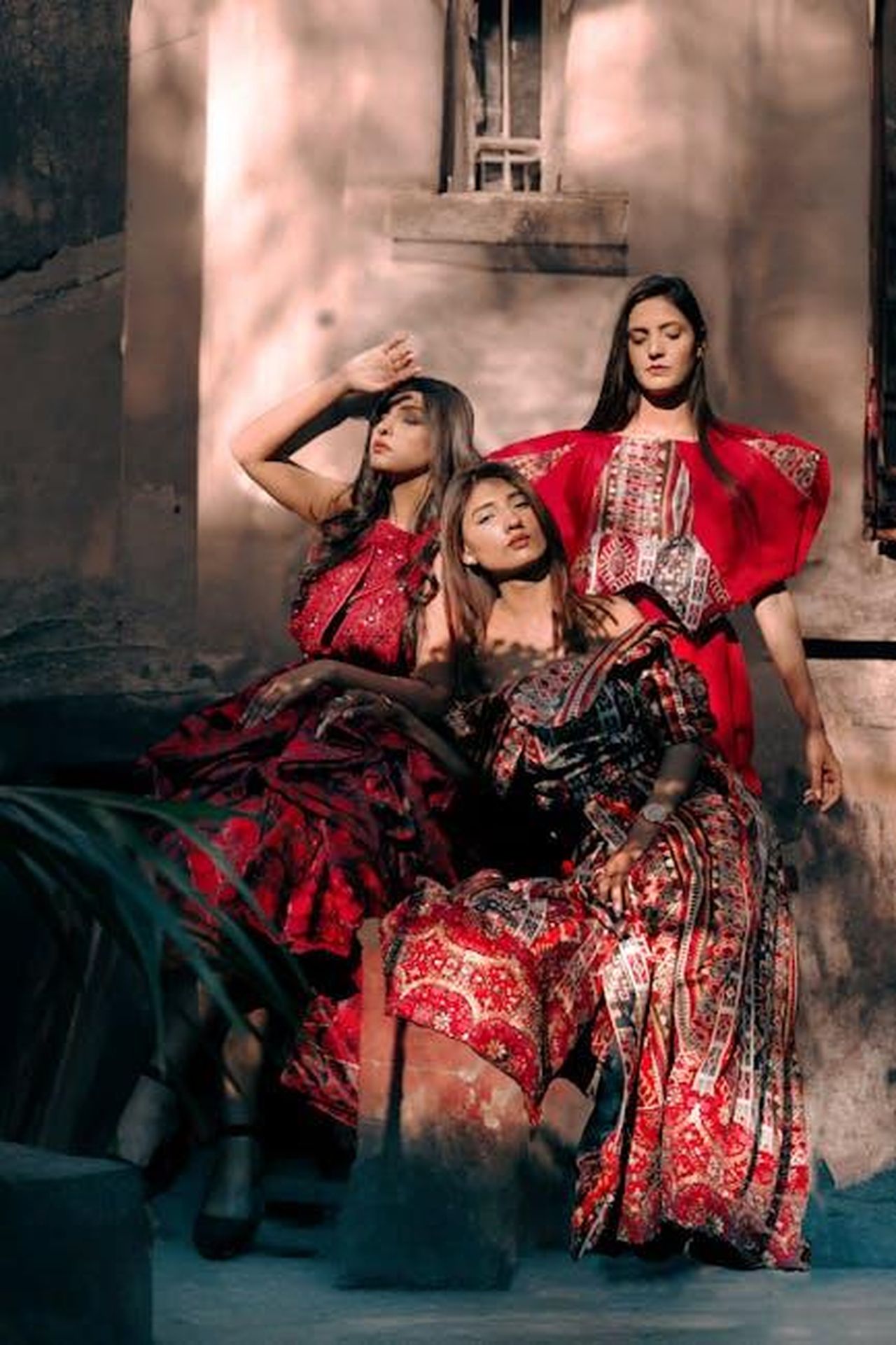 Novit_in_arrivo_per_il_modello_Junior_2NndhWQ49s - Veicoli24 Source: High Rollick studio - pexels - Three women modeling vibrant traditional dresses in a fashion shoot.