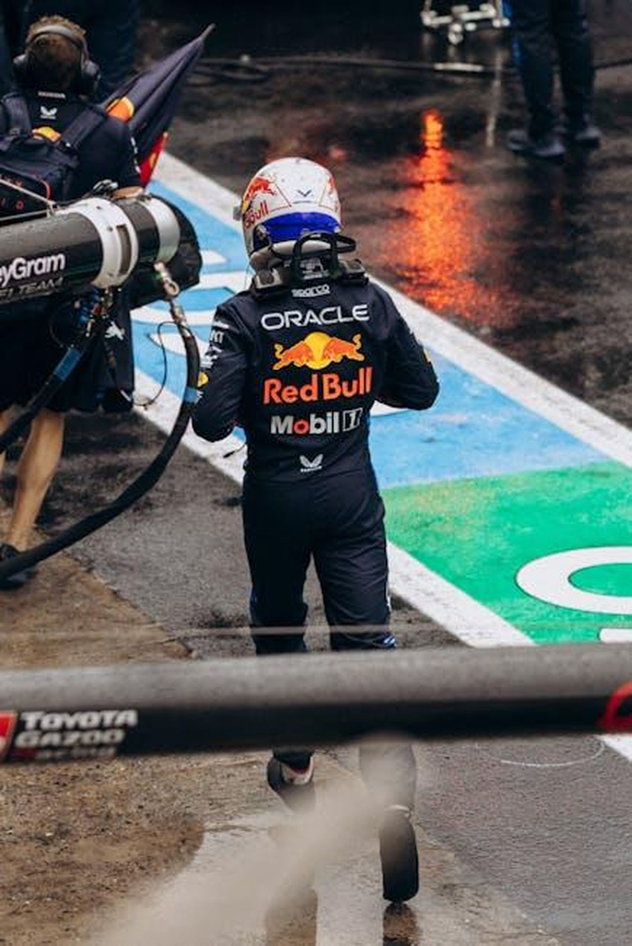 Nuova_strategia_di_denominazione_per_i_modelli_elettrici_5pwG19FtLO - Veicoli24 Source: Jonathan Borba - pexels - Action shot of a Formula 1 driver in the pit lane, showcasing team branding during a wet race day.