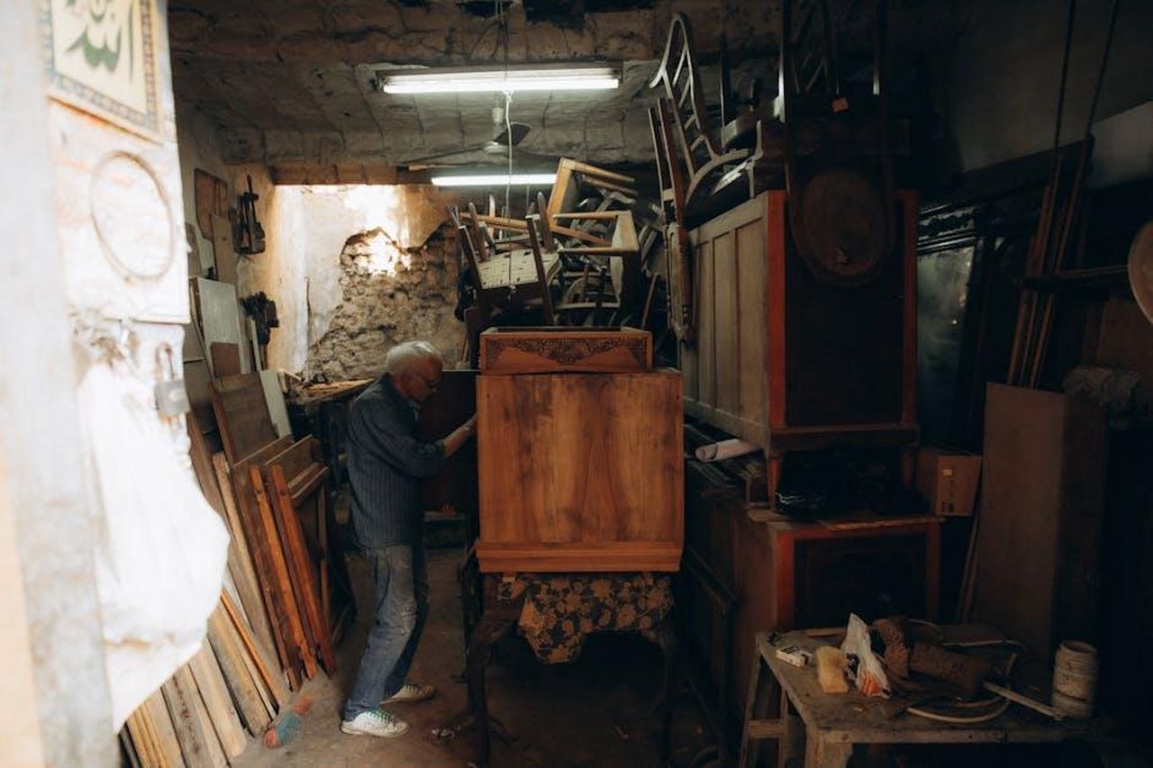 Nuovo_libro_Art_Car_nuovo_modello_e_collezione_di_moda_mm3FoMHTPD - Veicoli24 Source: Eslam Mohammed Abdelmaksoud - pexels - A skilled craftsman works on wooden furniture in a traditional Cairo workshop.