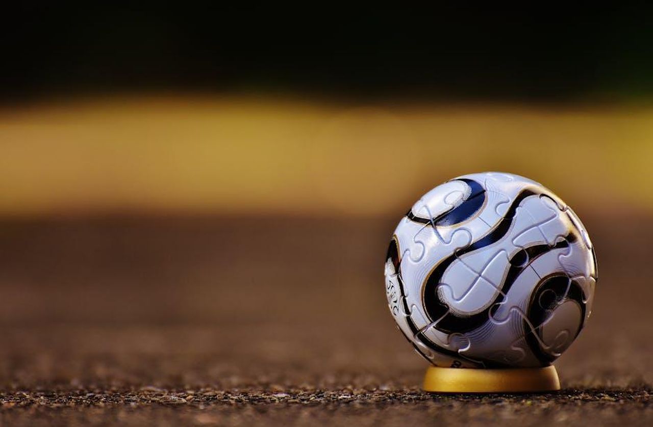 Obiettivi_della_rete_Fit_for_Life_contro_il_razzismo_U6dJKwVzmq - Veicoli24 Source: Pixabay - pexels - A close-up shot of a spherical puzzle ball placed on an outdoor surface, showcasing intricate patterns.