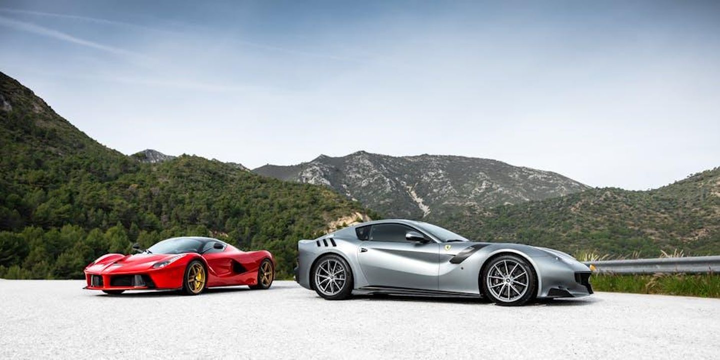 Performance_del_Segmento_Automotive_Quw9GFDwGB - Veicoli24 Source: Quentin Martinez - pexels - Two luxury sports cars on a picturesque mountain road, showcasing sleek design and elegance.