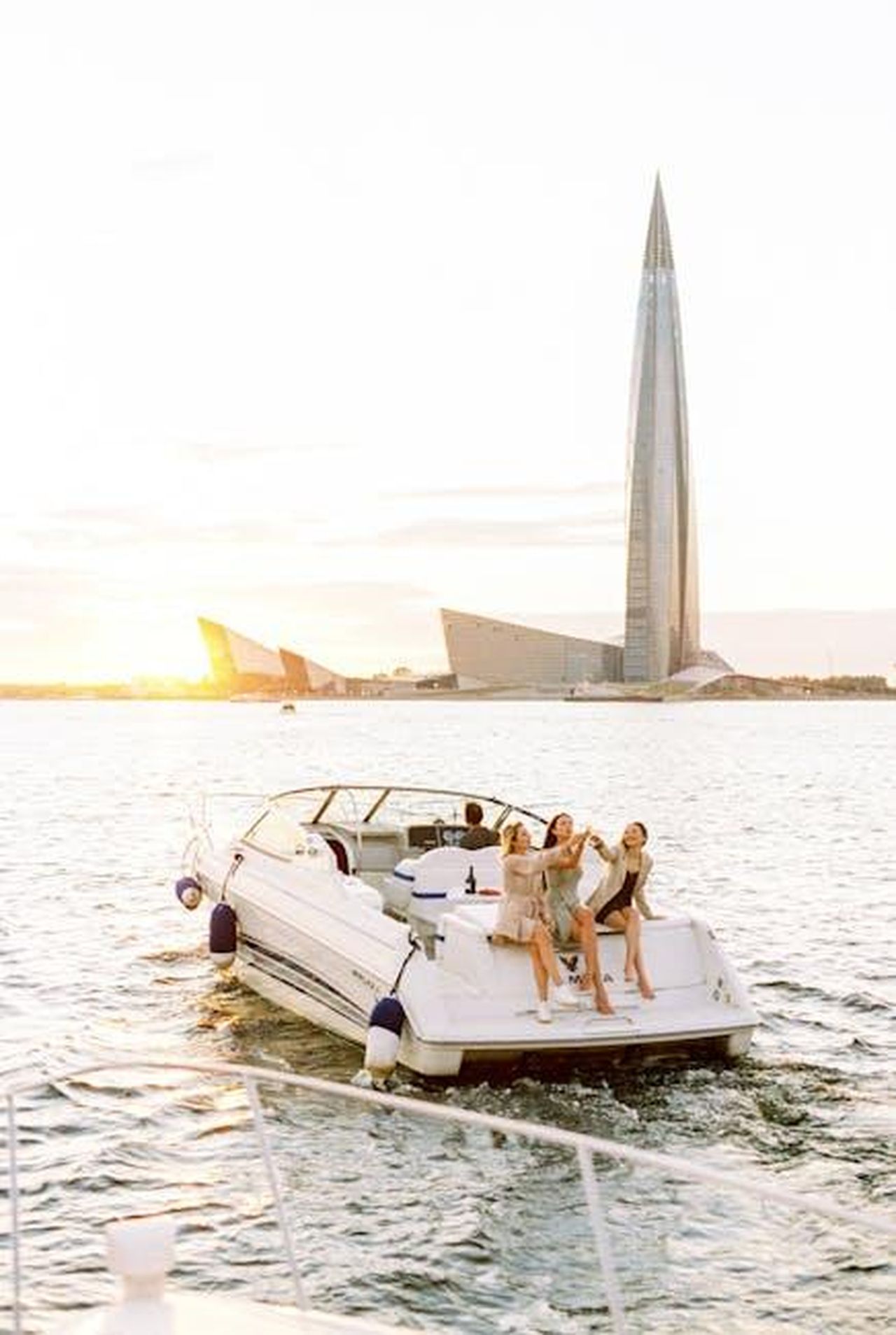 Pernilla_Solberg_Costruire_opportunit_per_le_donne_b7pVo4WaZB - Veicoli24 Source: Vladimir Konoplev - pexels - Group enjoying a sunset yacht party with a skyline view of a famous skyscraper.