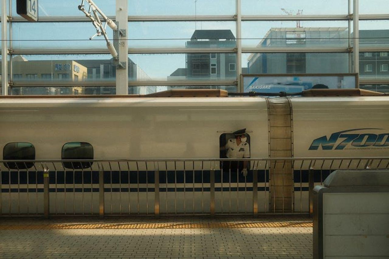 Piattaforma_AMGEA_e_tecnologia_innovativa_llNnk6idjq - Veicoli24 Source: Reinaldo Simoes - pexels - Free stock photo of bullet train, central tokyo, conductor