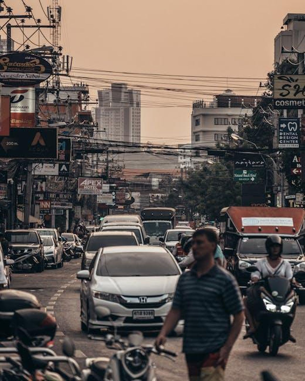 Piattaforma_e_futuro_del_Honda_Prologue_UJQ0lnx9Go - Veicoli24 Source: Vitaliy Mitrofanenko - pexels - Dynamic street view of a busy city in Thailand with cars, motorbikes, and pedestrians.