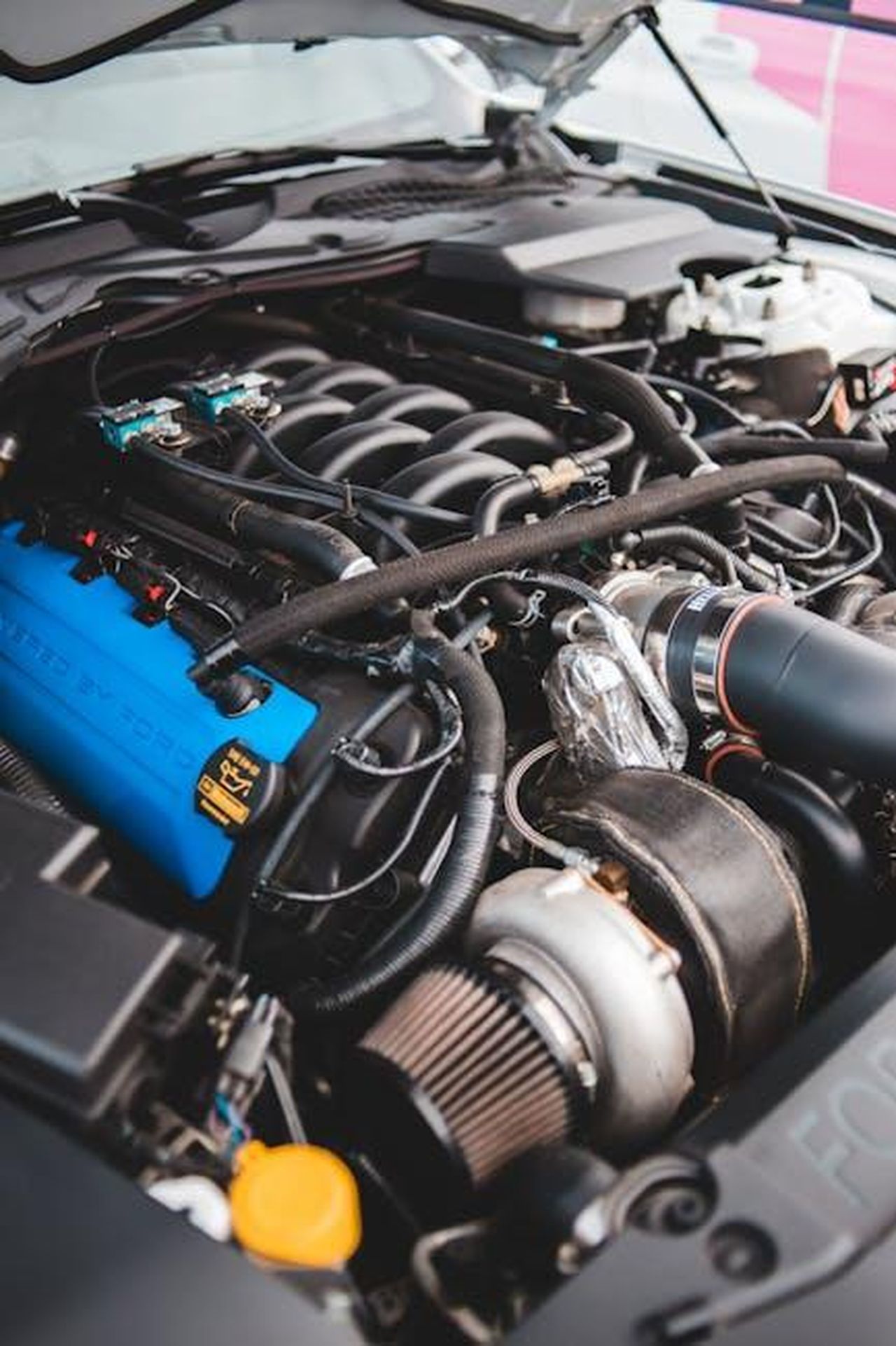 Pionieri_dellera_elettrica_a_Dingolfing_qJi4IjTYGF - Veicoli24 Source: Erik Mclean - pexels - Detailed view of a modern car engine featuring a turbocharger, highlighting automotive engineering.