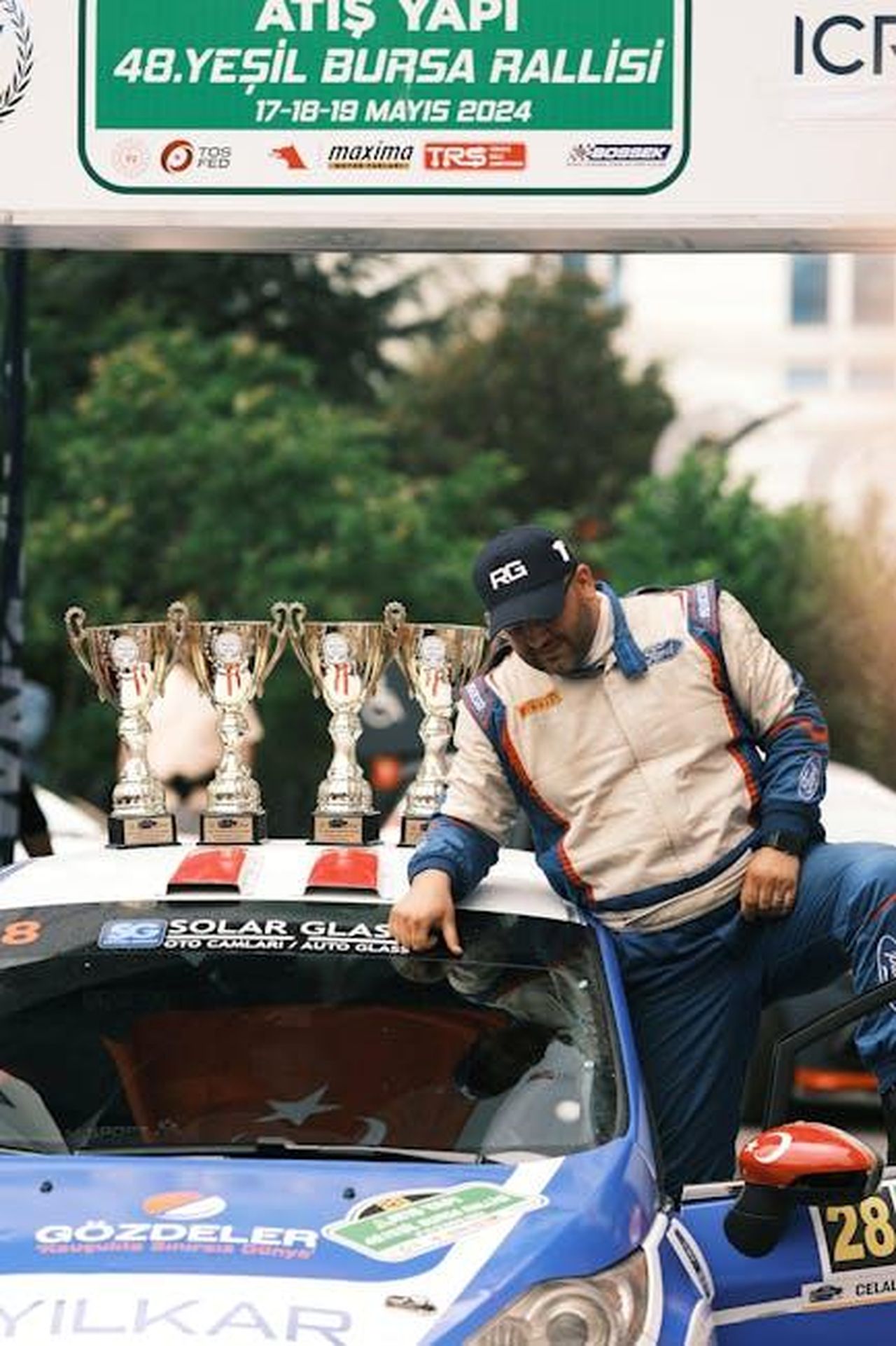 Podio_e_risultati_di_Hyundai_e_Toyota_F7PgvLRQAz - Veicoli24 Source: Cemrecan Yurtman - pexels - A victorious race car driver in Bursa celebrates with trophies at the 48th yesil bursa rally.