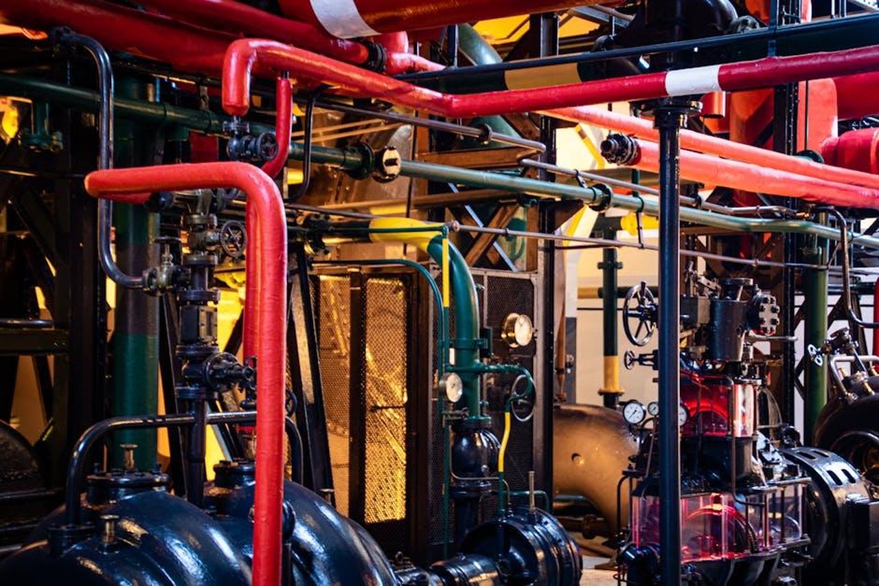 Pompa_di_calore_multisorgente_AVq5kIXI85 - Veicoli24 Source: Magda Ehlers - pexels - Complex network of industrial pipes and machinery inside a Lisbon plant.