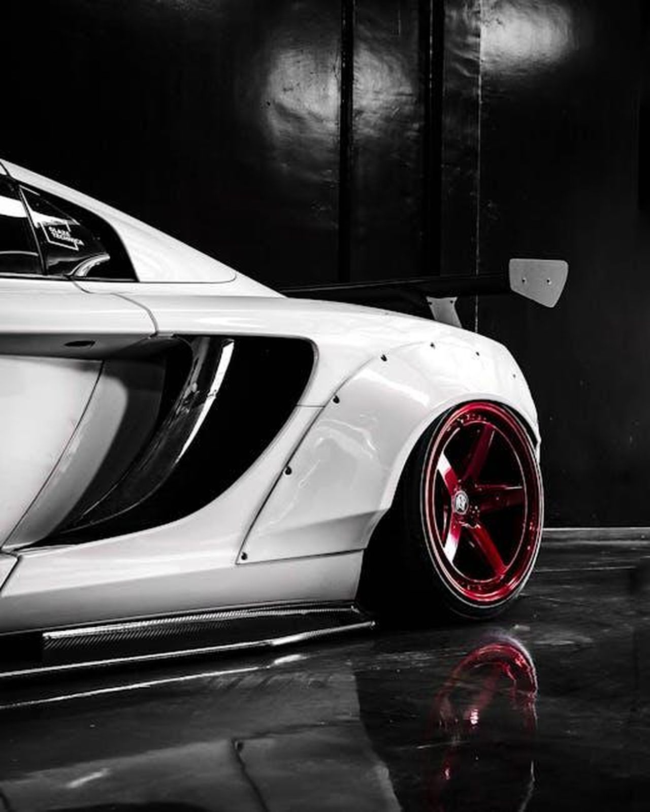Possibili_piattaforme_donatrici_e_storia_di_Lanzante_F1PPXCLzoW - Veicoli24 Source: jae p - pexels - Close-up of a modern white sports car with red wheels and sleek design.