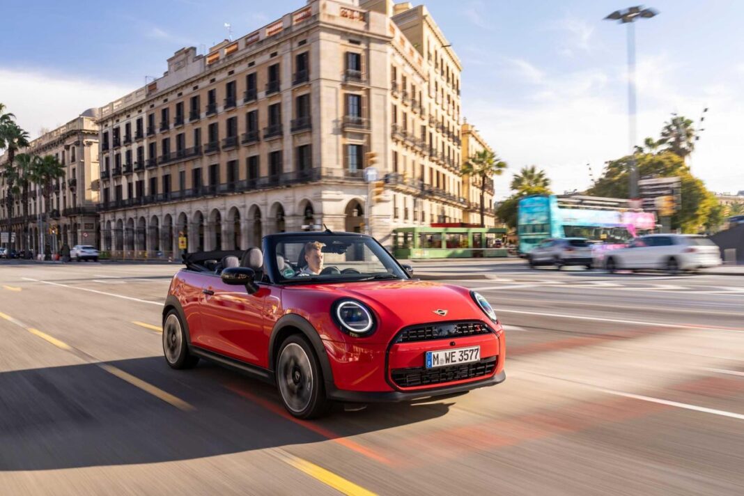 Materiale Media dell'Articolo Postcard Story: La MINI Cooper Convertible S in Chili Red