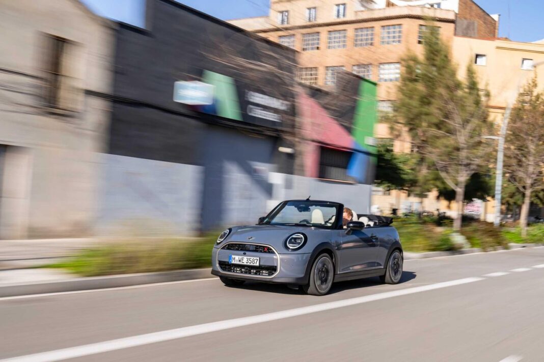 Allegati dell'articolo Postcard Story: La MINI Cooper Convertible S in Copper Grey