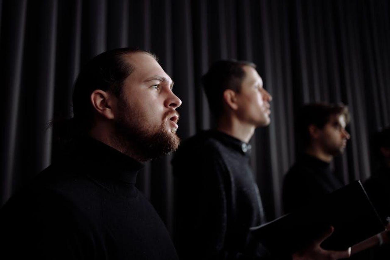 Presentazione_del_concerto_BMW_Classics_2025_I3RXHHXhDC - Veicoli24 Source: Thirdman - pexels - A group of male singers performing passionately indoors, dressed in dark attire, creating an elegant atmosphere.