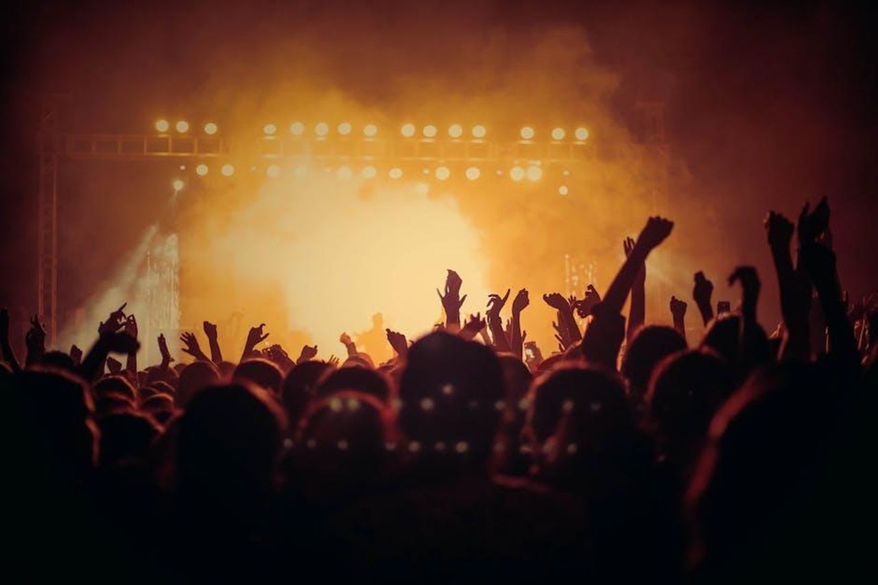 Prestazioni_WAfFVI7Sqd - Veicoli24 Source: Vishnu R Nair - pexels - Energetic music concert with a vibrant crowd cheering under bright stage lights.