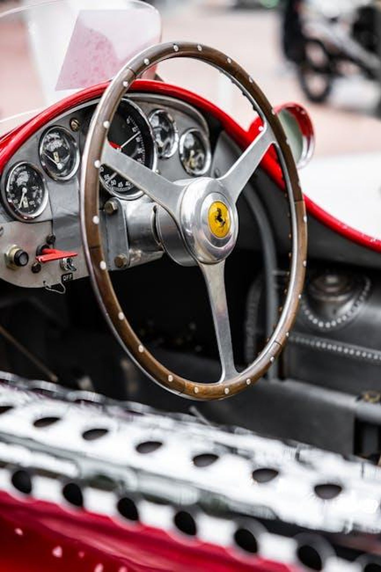 Prestazioni_della_Lucid_Air_2025_KipixCKrAn - Veicoli24 Source: Quentin Martinez - pexels - Close-up of a vintage racing car interior showcasing a classic wooden steering wheel and dashboard gauges.