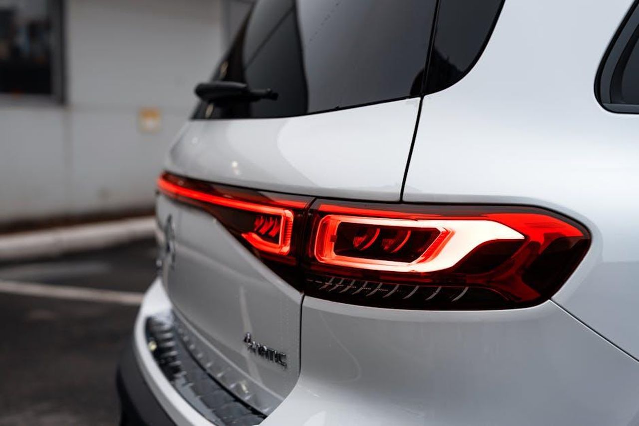 Prestazioni_e_tecnologia_dellEscalade_IQL_4u72eYtsUQ - Veicoli24 Source: Vitali Adutskevich - pexels - Detailed close-up of a white luxury SUV taillight, showcasing elegant design and lighting.