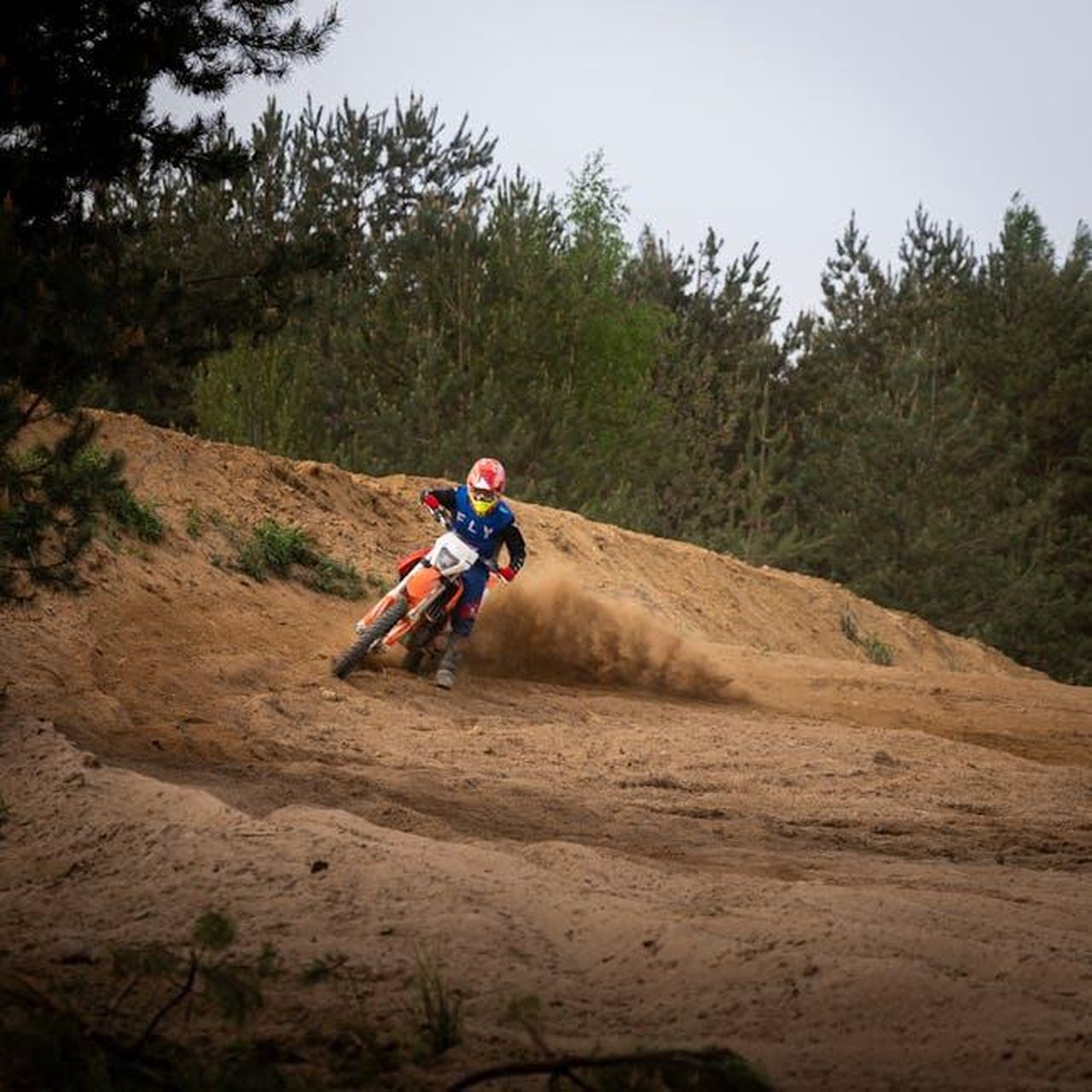 Prestazioni_in_fuoristrada_dellAvenger_4xe_7OLiBF5qoV - Veicoli24 Source: Kacper Szprengiel - pexels - Motocross