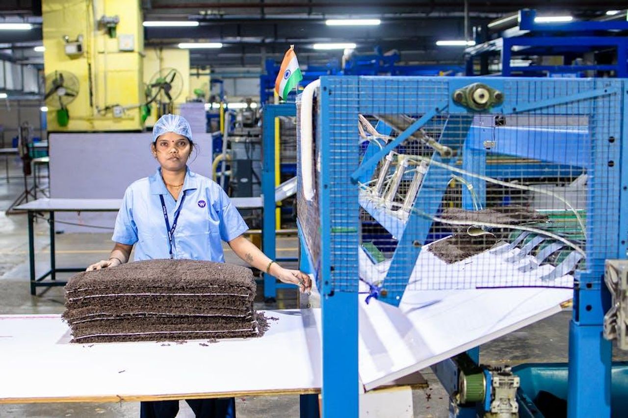 Processo_di_assemblaggio_efficiente_e_ergonomico_eIfewb2NM6 - Veicoli24 Source: EqualStock IN - pexels - Free stock photo of blue collar workers, Blue-Collar Workers, factory worker