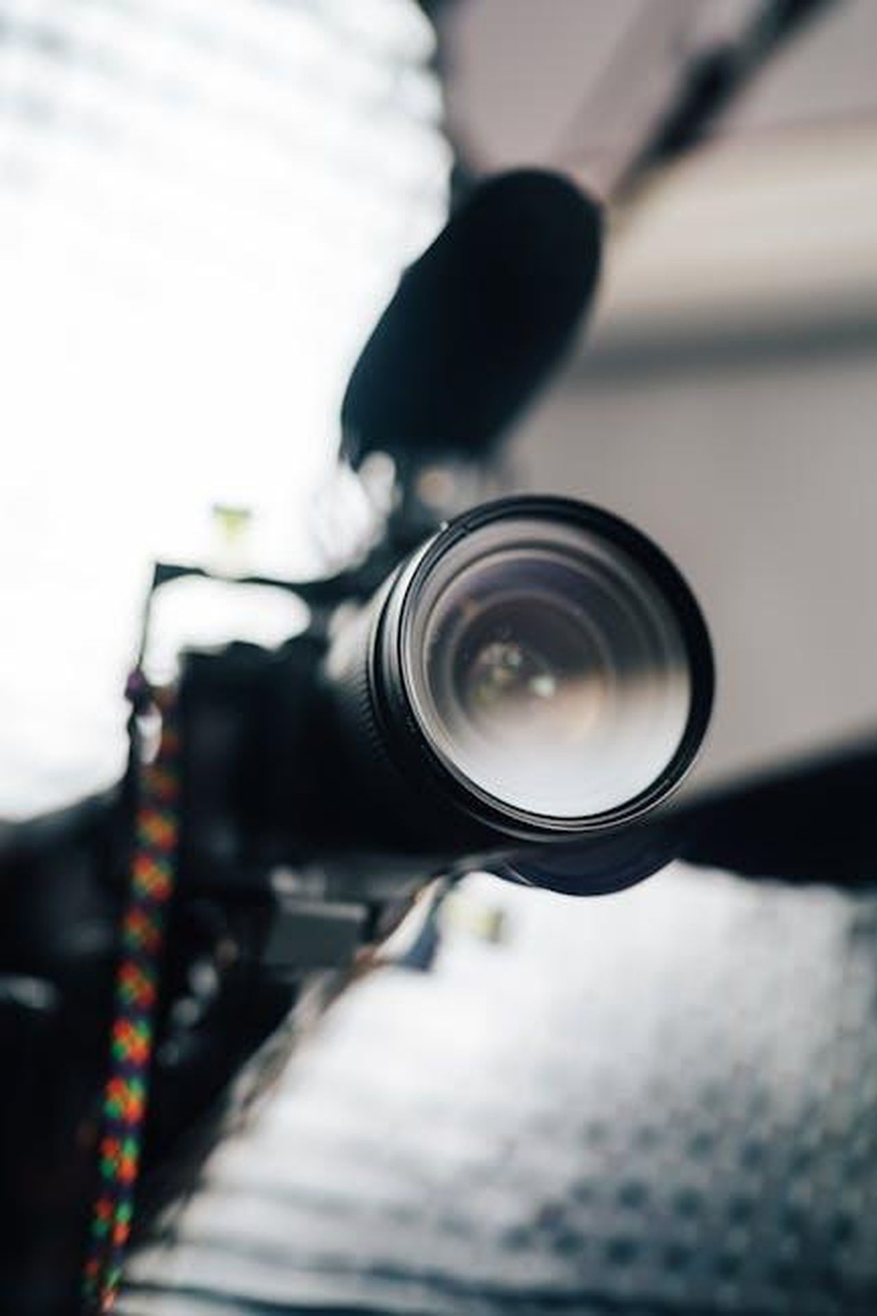 Produzione_e_varianti_del_furgone_elettrico_RMbbTfqT8R - Veicoli24 Source: Ricky Esquivel - pexels - Close-up view of a professional camera lens with microphone, ideal for photography and videography enthusiasts.