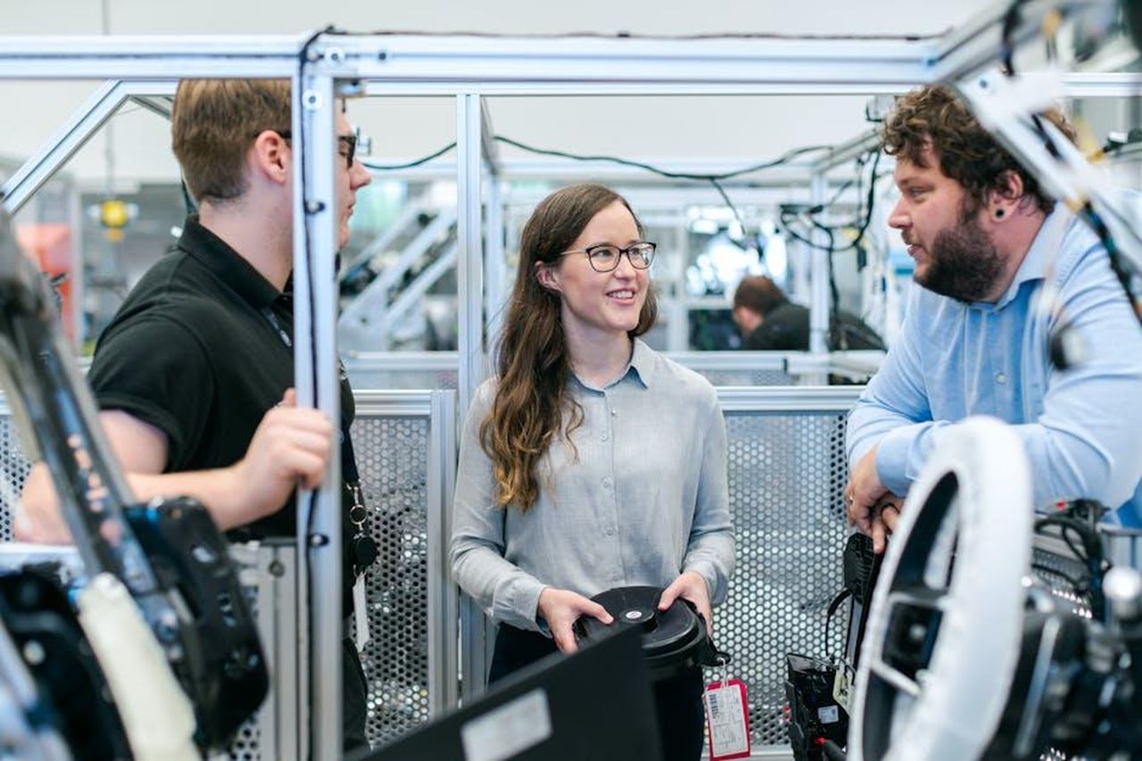 Produzione_record_nel_2024_342521_auto_XGZHmWqmgr - Veicoli24 Source: ThisIsEngineering - pexels - Group of engineers collaborating on a project in a tech-focused industrial setting.