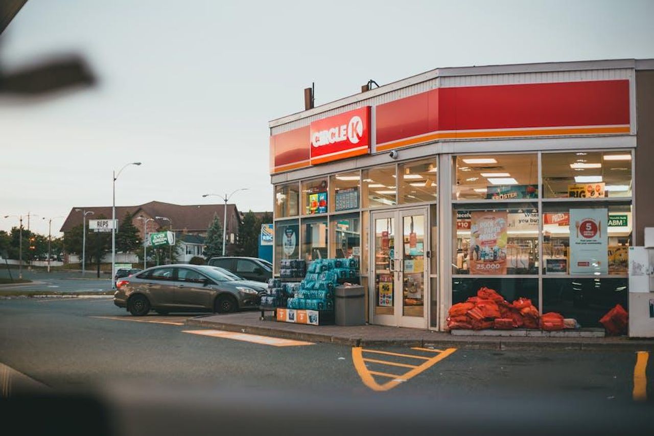 Promozioni_e_Accessibilit_uHywAwH0K8 - Veicoli24 Source: Erik Mclean - pexels - A Circle K gas station and convenience store in a city setting at dusk.