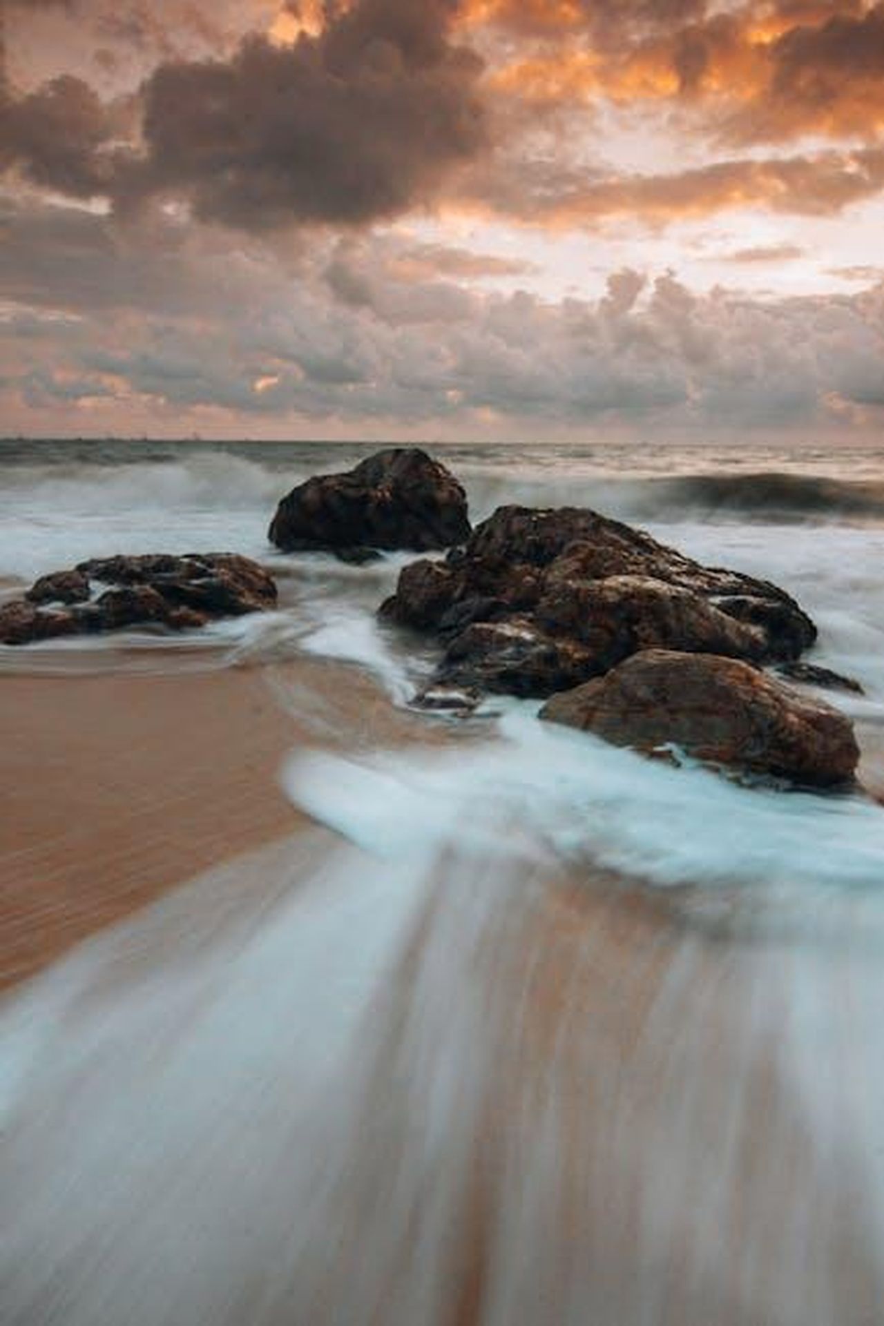 Prossimo_appuntamento_Long_Beach_Grand_Prix_WZpucZFgJ2 - Veicoli24 Source: Pok Rie - pexels - Stunning long exposure capture of waves over rocks at sunset on a sandy beach.