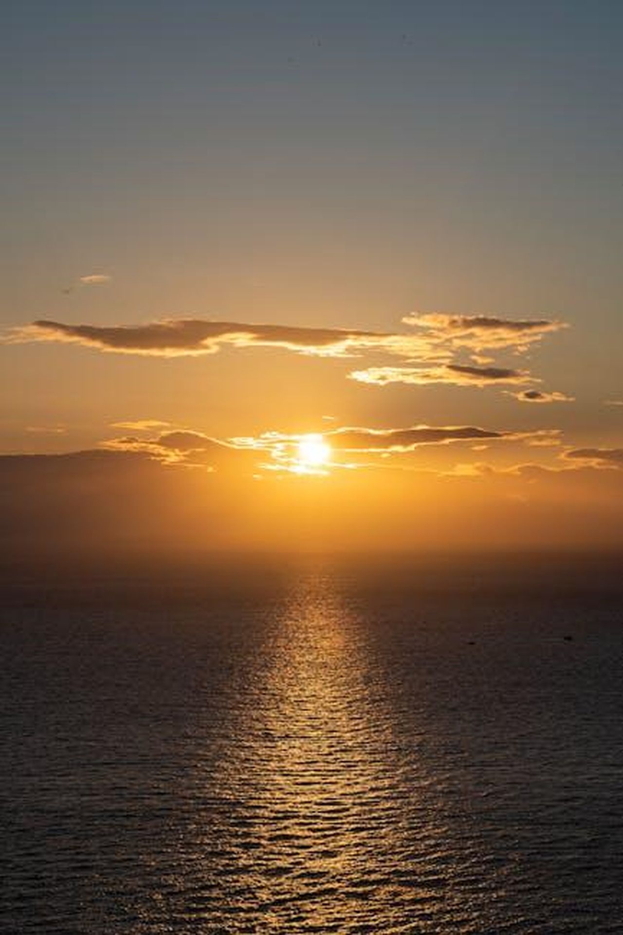 Prossimo_appuntamento_Rally_Islas_Canarias_AoAKFKcvfR - Veicoli24 Source: Víctor C. - pexels - Stunning sunset over the Atlantic Ocean at Los Gigantes, Tenerife, with vibrant sky and golden reflections.