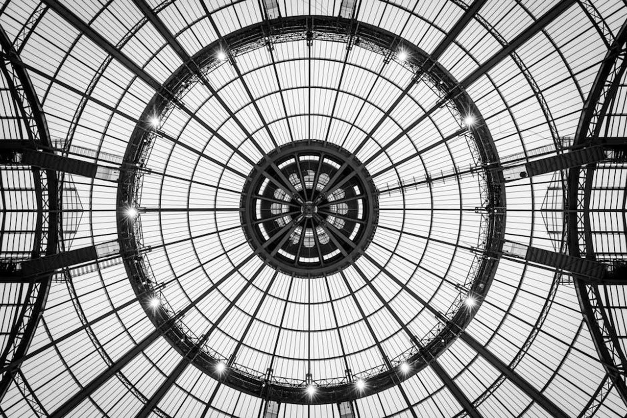 Reazioni_e_preoccupazioni_dellindustria_4ebVj3ZHp1 - Veicoli24 Source: Quentin Martinez - pexels - Striking black and white photograph of a dome's intricate architecture from below.