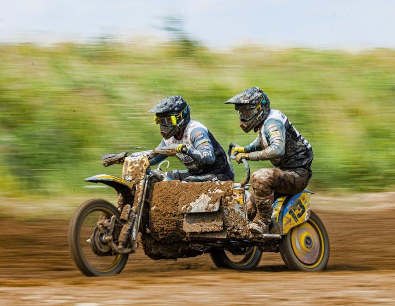 Rinnovo_della_partnership_tra_Shell_e_BMW_M_Motorsport_63kjL6JRai - Veicoli24 Source: Aliaksei Semirski - pexels - Dynamic shot of a sidecarcross team racing through mud during a tournament.
