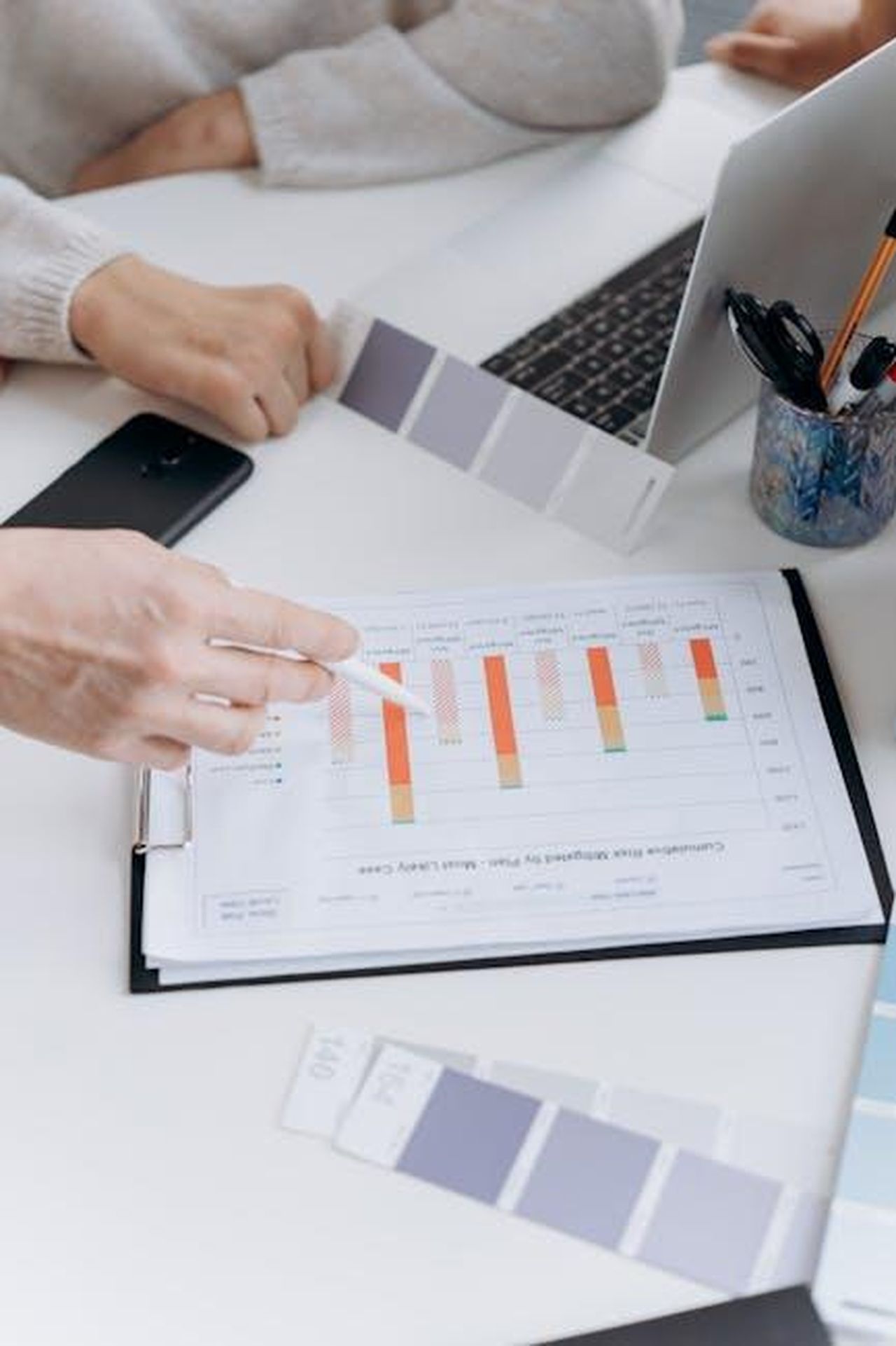 Risultati_Finanziari_2024_4ay2A0fLau - Veicoli24 Source: Mikhail Nilov - pexels - Hands pointing at performance charts during a business meeting.