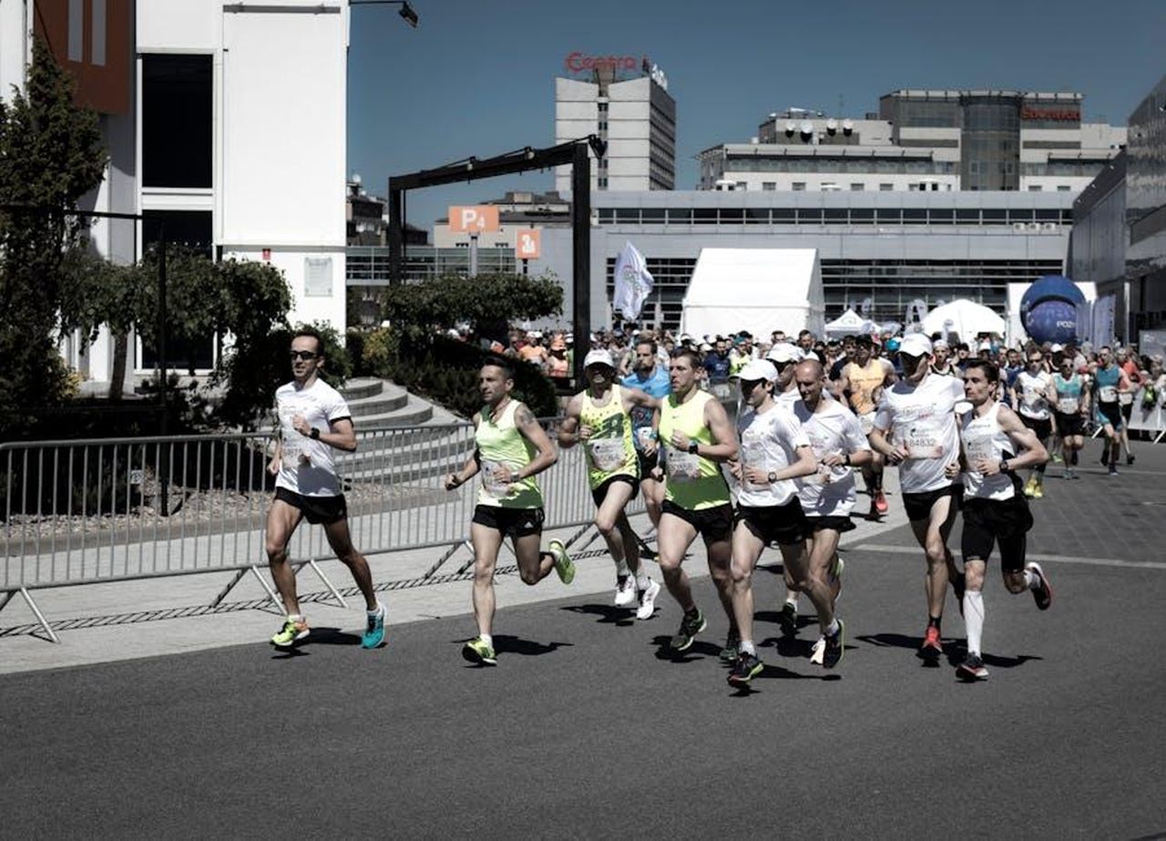 Risultati_della_gara_e_prestazioni_dei_piloti_1b6jXwycCw - Veicoli24 Source: Mateusz Dach - pexels - A group of diverse runners competing in an urban marathon on a sunny day.