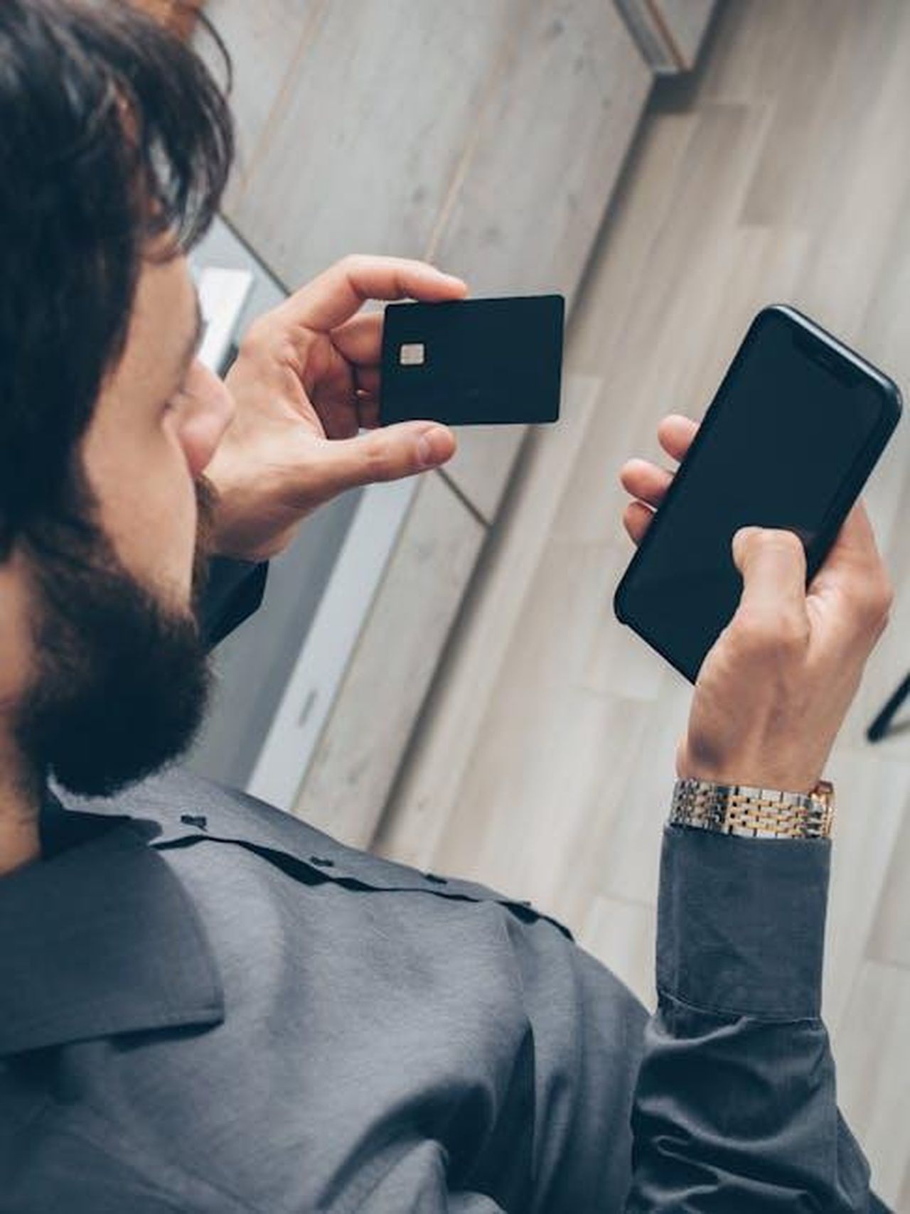 Servizi_connessi_della_Jeep_Avenger_4xe_DTnKmI87C3 - Veicoli24 Source: Mikhail Nilov - pexels - Adult man using a smartphone for online transactions while holding a credit card indoors.