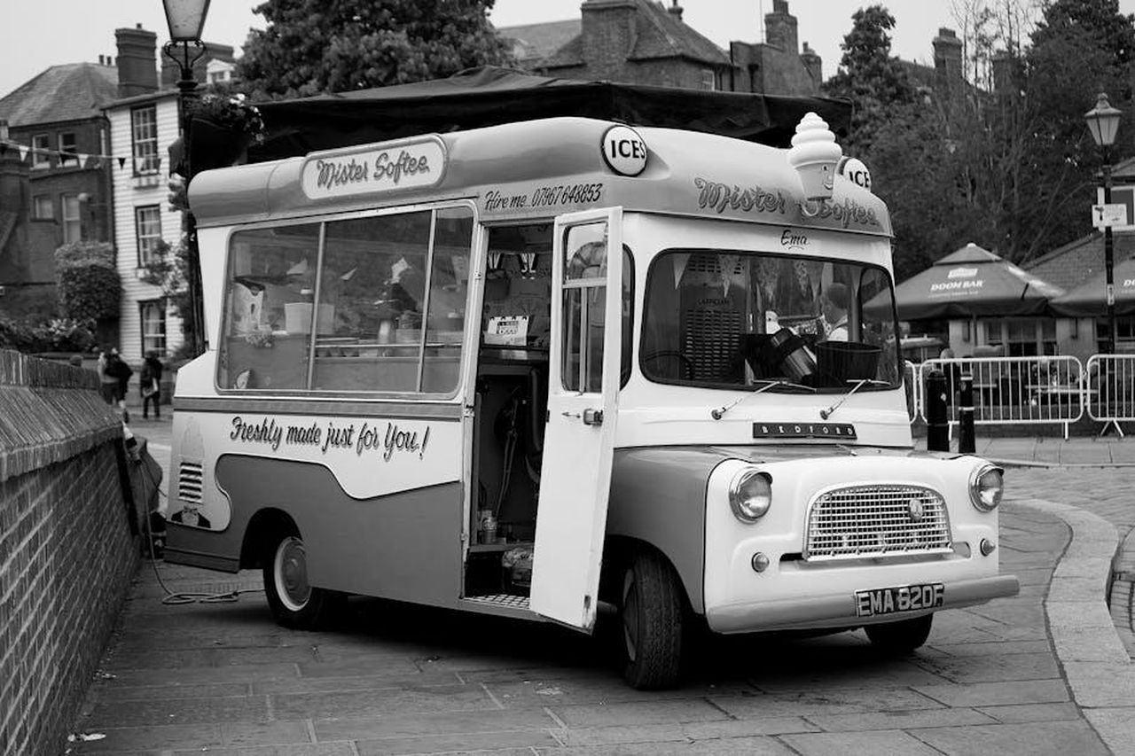 Situazione_nel_Regno_Unito_urzvxnnoF2 - Veicoli24 Source: Mike Bird - pexels - Black and white photo of a classic ice cream van parked in Rochester, England.