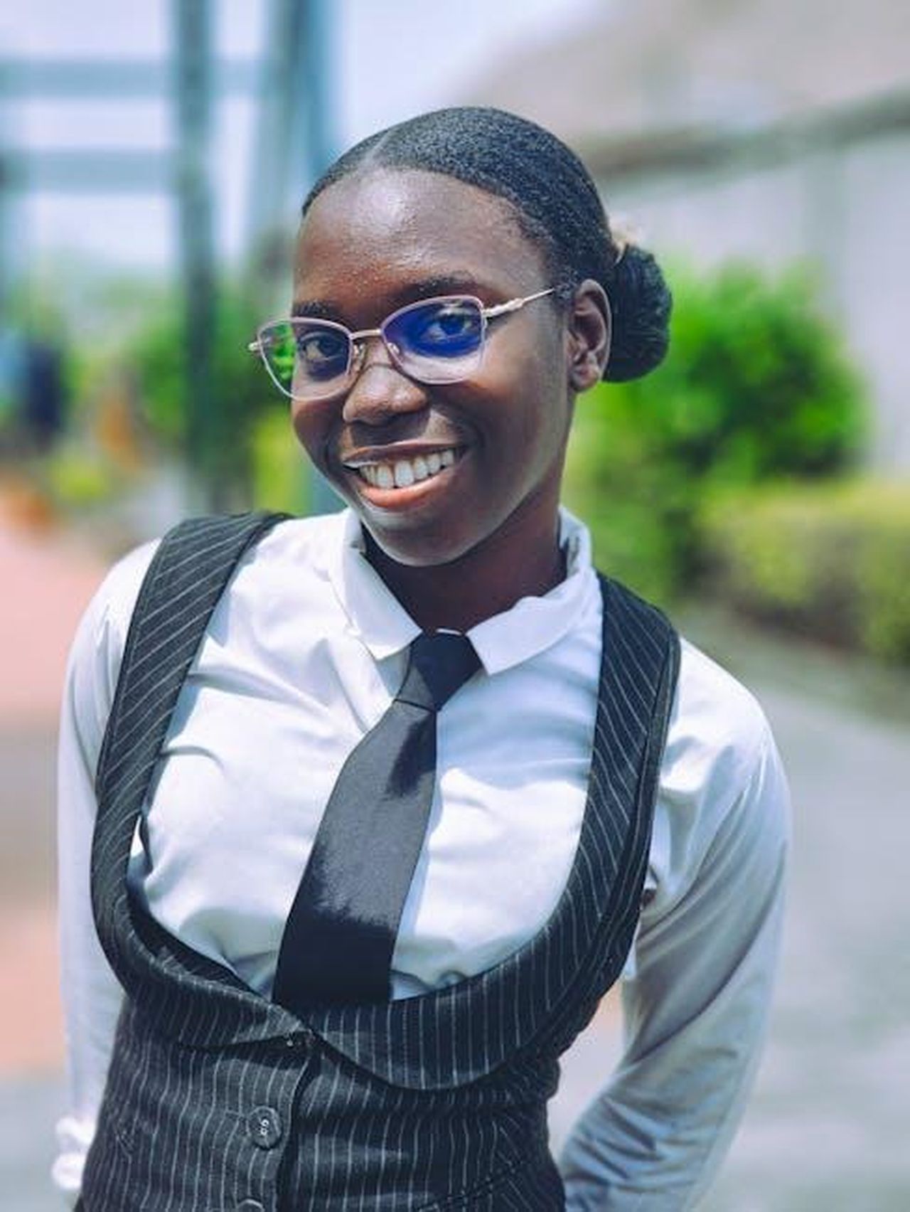 Smart_eFuses_e_efficienza_energetica_O7YPpxofRJ - Veicoli24 Source: Mitchel Onwuchuruba - pexels - Confident woman in formal attire smiling outdoors on a sunny day.