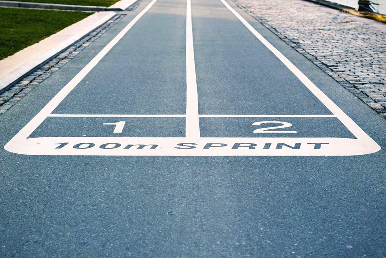 Storia_dei_record_di_velocit_tZl22DGrNd - Veicoli24 Source: Tim Gouw - pexels - Close-up of outdoor 100m sprint track lanes, perfect for athletics and sprinting events.