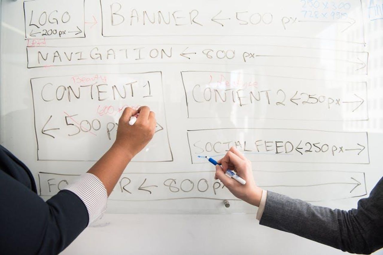 Strategia_di_diversificazione_di_SAPA_SFKFcQQQQ5 - Veicoli24 Source: Christina Morillo - pexels - Two people collaboratively planning on a whiteboard with creative strategy.