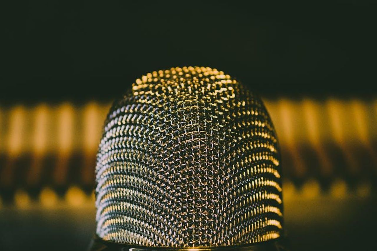 Streaming_del_concerto_per_i_conducenti_BMW_azkYA2eRTu - Veicoli24 Source: Brett Sayles - pexels - A detailed close-up shot of a modern microphone with a bokeh background, perfect for audio equipment themes.