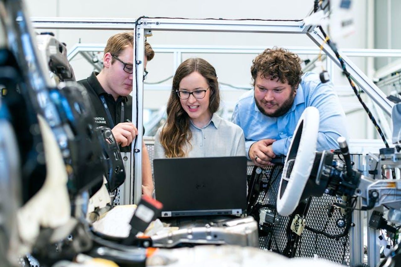 Sviluppo_di_un_modello_derivato_della_Twingo_WC7K7j3d8A - Veicoli24 Source: ThisIsEngineering - pexels - Engineers collaborating on a car project in a modern automotive workshop using advanced technology.