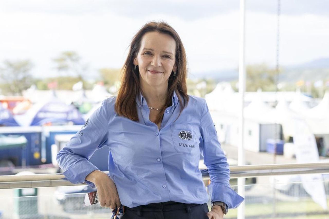 Tanja_Geilhausen_Presidente_del_panel_di_stewards_IYrRvebrQm - Veicoli24 Tanja Geilhausen: Presidente del panel di stewards Safari Rally Kenya 2025 - Chair of the Panel of the Stewards Tanja Geilhausen