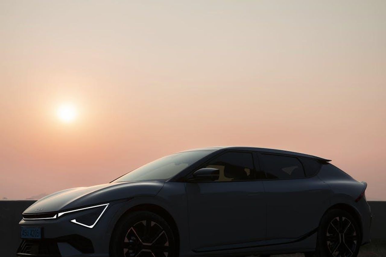 Tecnologia_EQ_e_sostenibilit_cibmZbiwFa - Veicoli24 Source: Hyundai Motor Group - pexels - A stylish electric vehicle captured against a serene sunset sky, showcasing modern design and innovation.