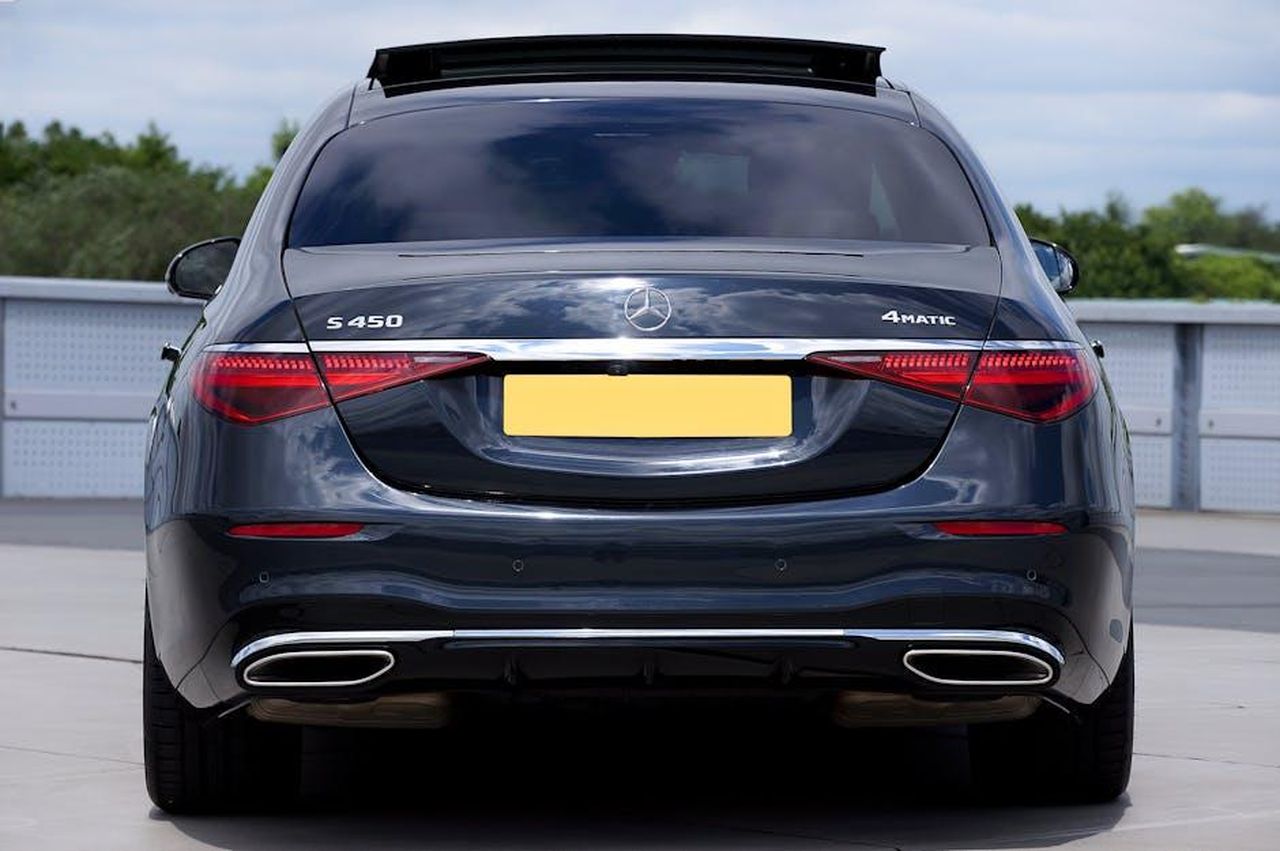 Tecnologia_EQ_maneggevolezza_e_trazione_integrale_gT9zoe2dJQ - Veicoli24 Source: Mike Bird - pexels - Elegant Mercedes-Benz S450 4MATIC parked in an outdoor setting, showcasing rear design.