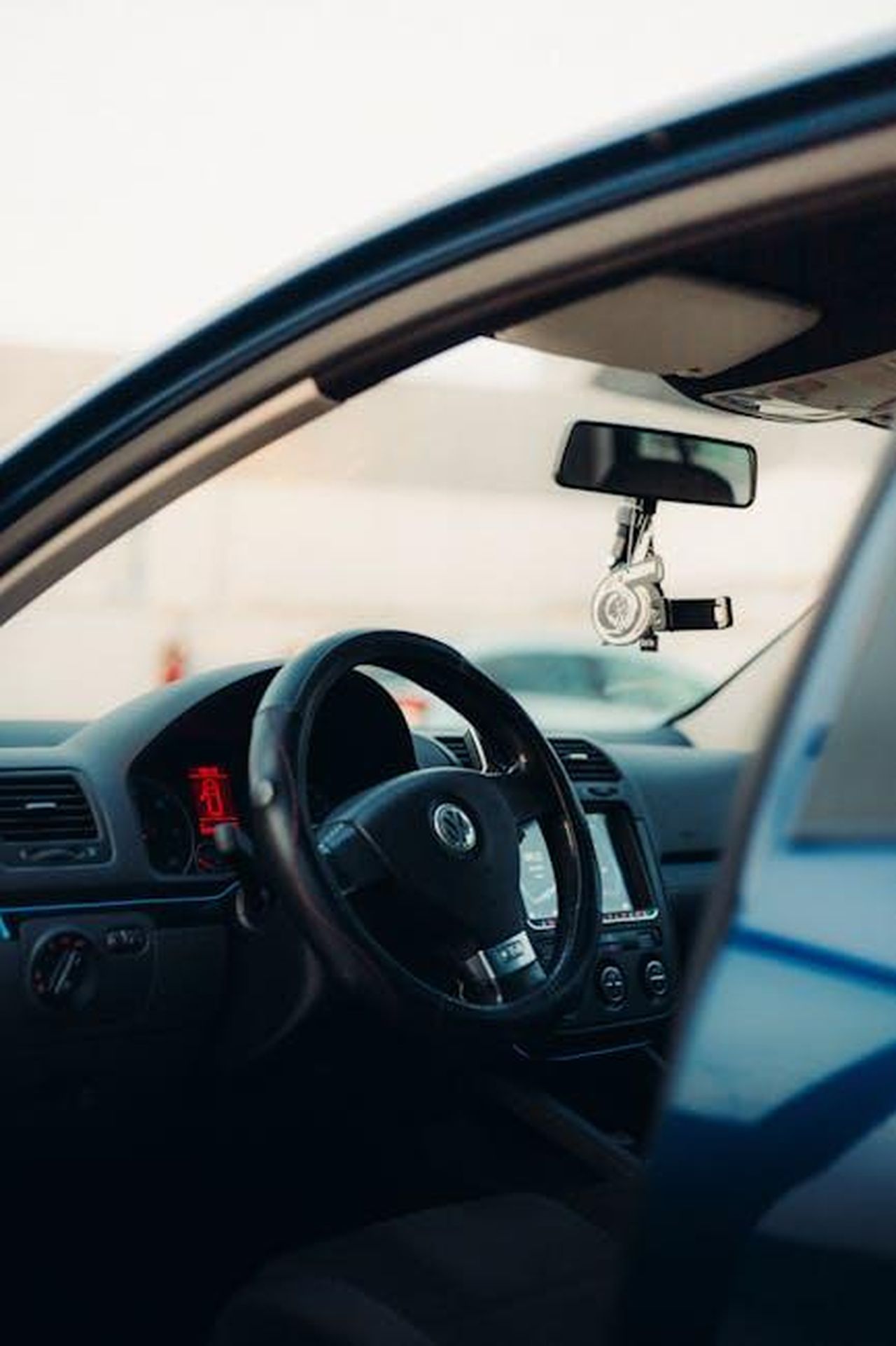 Tecnologia_allavanguardia_DfD6iNudX9 - Veicoli24 Source: Borta - pexels - View of car interior focusing on steering wheel and dashboard.