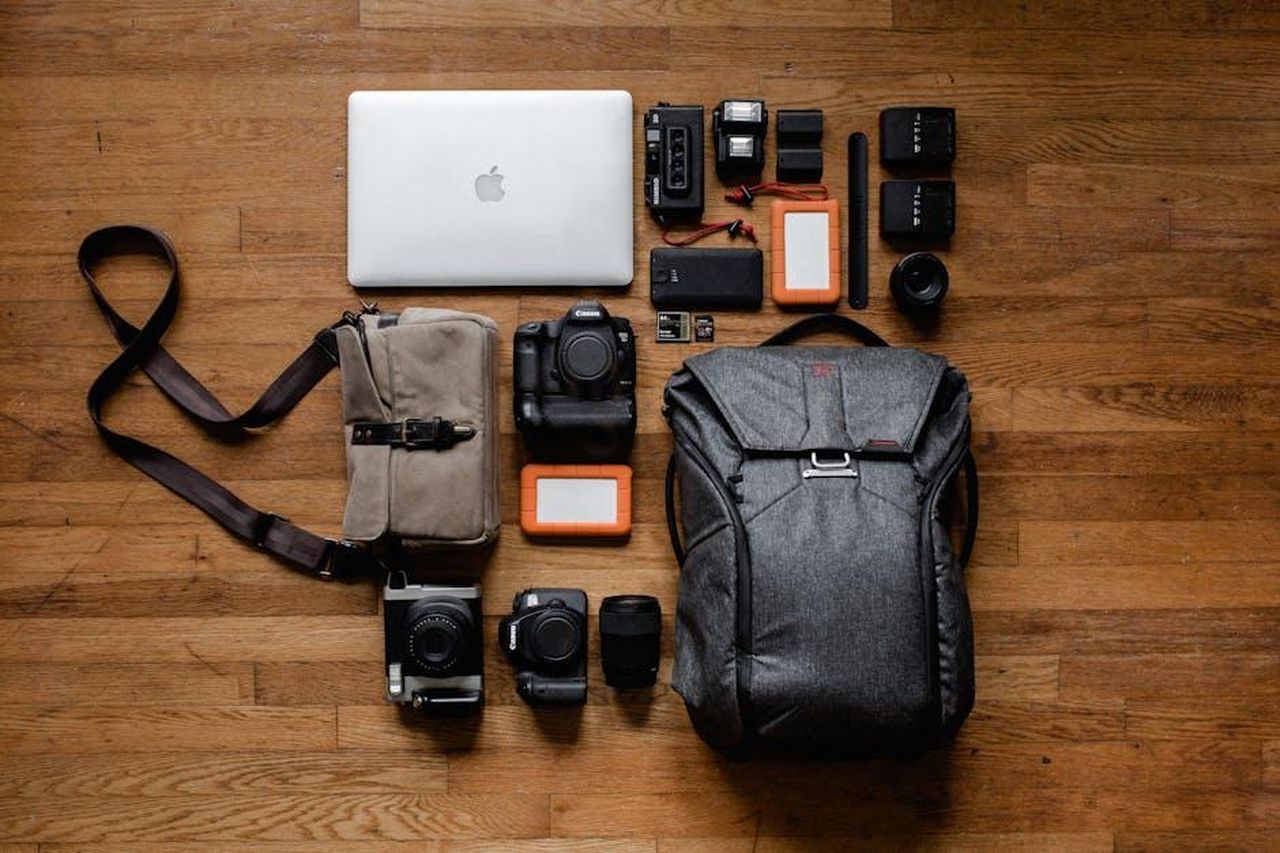 Tecnologia_delle_batterie_a_stato_solido_per_la_nuova_GTR_EM4v2sYagE - Veicoli24 Source: Andrew Neel - pexels - High-angle shot of camera equipment and laptop arranged on wooden floor for photography setup.