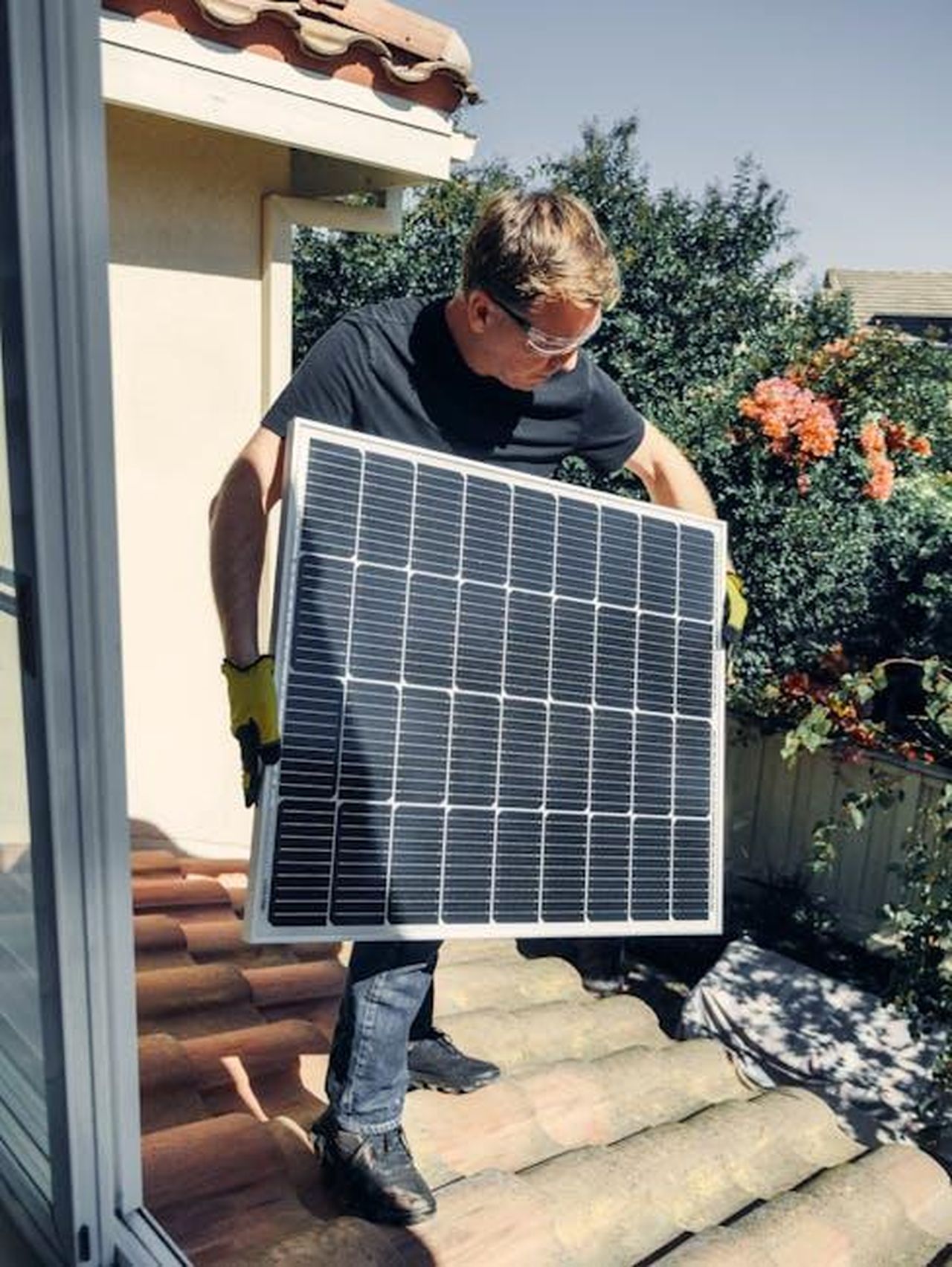 Tecnologia_delle_batterie_e_prestazioni_tKCn3ZcGLN - Veicoli24 Source: Kindel Media - pexels - A worker installs a solar panel on a roof, promoting clean and renewable energy.