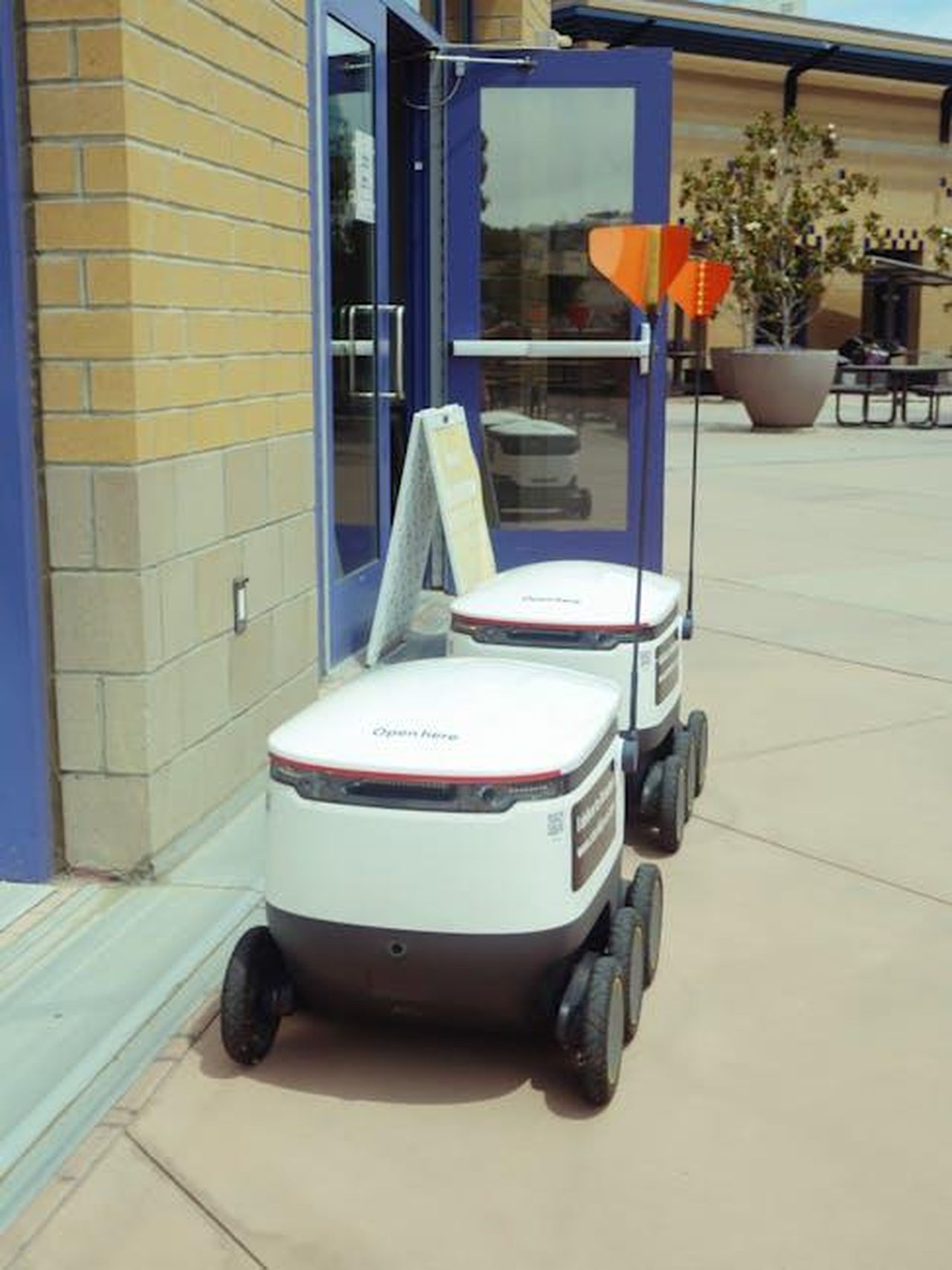 Tecnologia_di_guida_autonoma_sviluppata_dagli_studenti_del_Politecnico_di_Milano_XOC5q8niCM - Veicoli24 Source: Kindel Media - pexels - Modern autonomous delivery robots await to deliver packages outside a building.