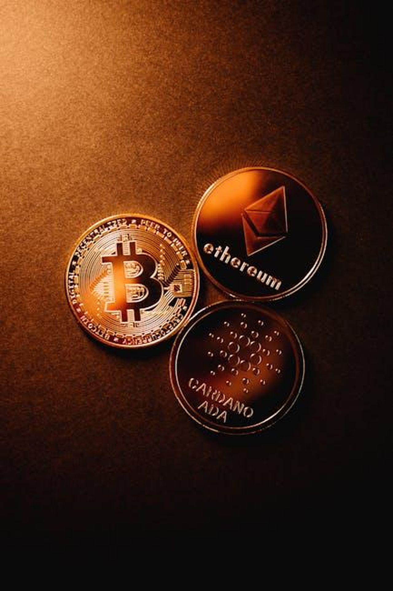 Tecnologia_e_ADAS_della_DS_N8_82qRZCFJOt - Veicoli24 Source: Jonathan Borba - pexels - Close-up of Bitcoin, Ethereum, and Cardano coins arranged on a metallic copper background.
