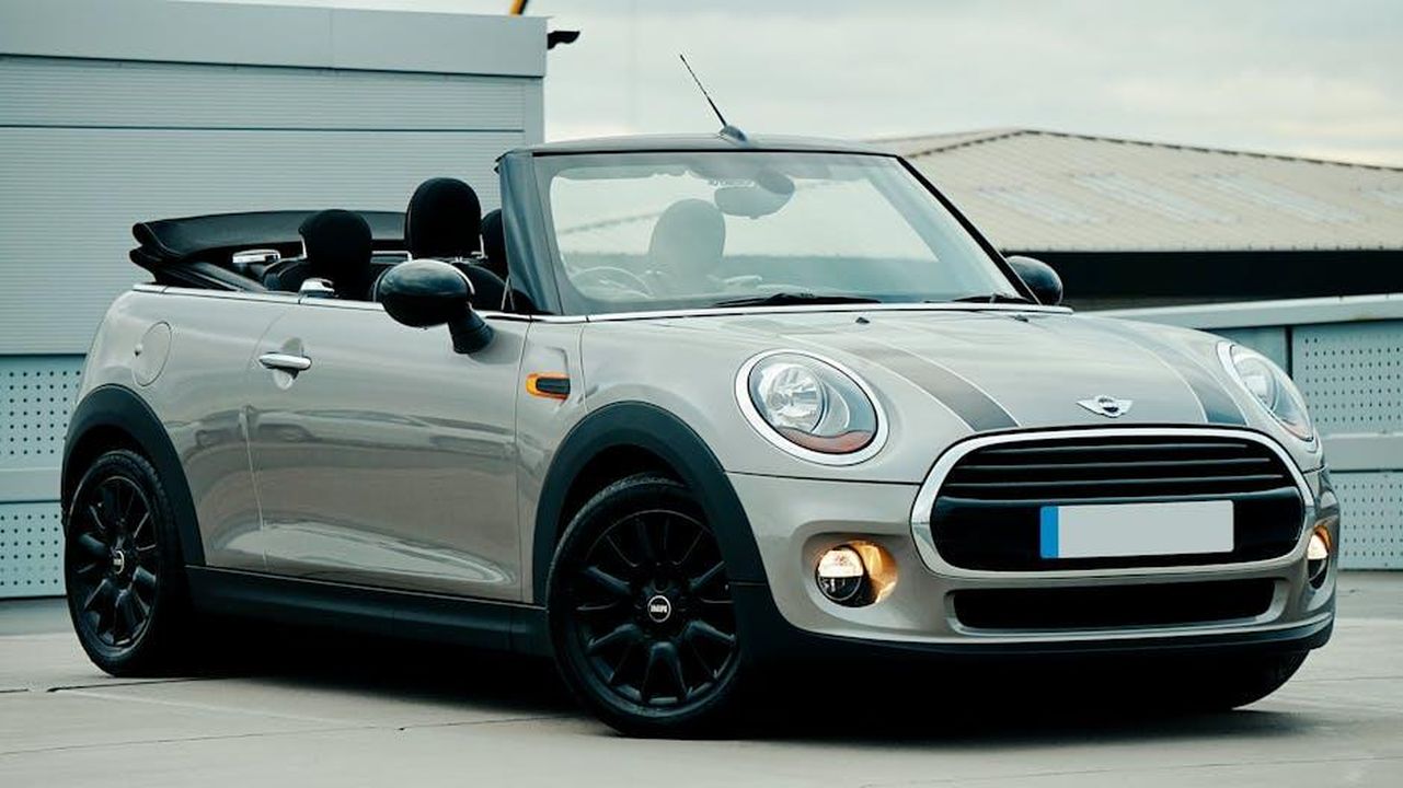 Un_design_espressivo_e_dinamico_7b64SrDgKK - Veicoli24 Source: Mike Bird - pexels - Sleek Mini convertible parked outdoors, showcasing luxury and style in an urban UK setting.