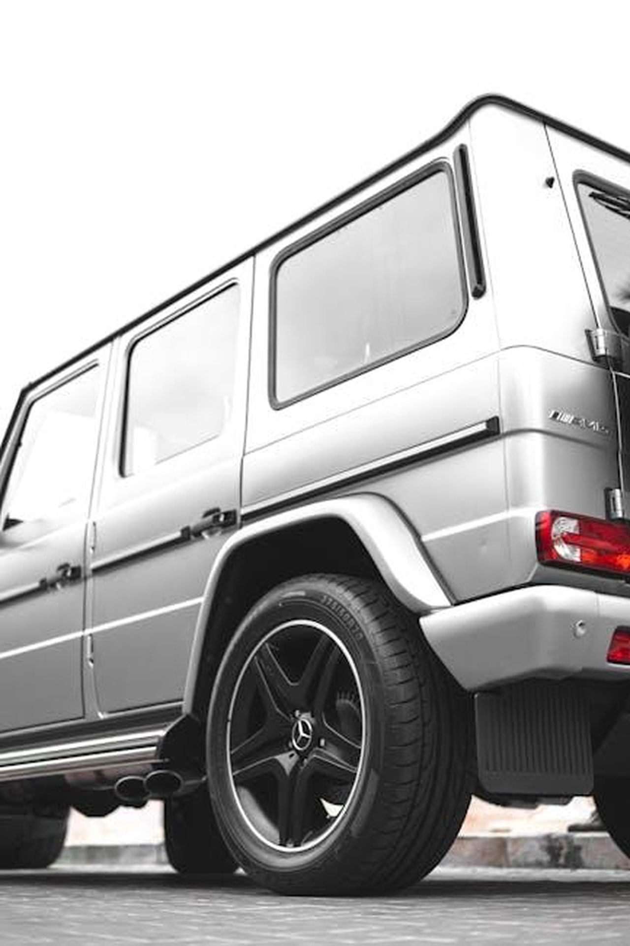 Un_telaio_da_sogno_per_il_conducente_JYfWnzhTZd - Veicoli24 Source: Ali Babajahdi - pexels - Close-up rear view of a silver SUV in urban setting showcasing elegant design.