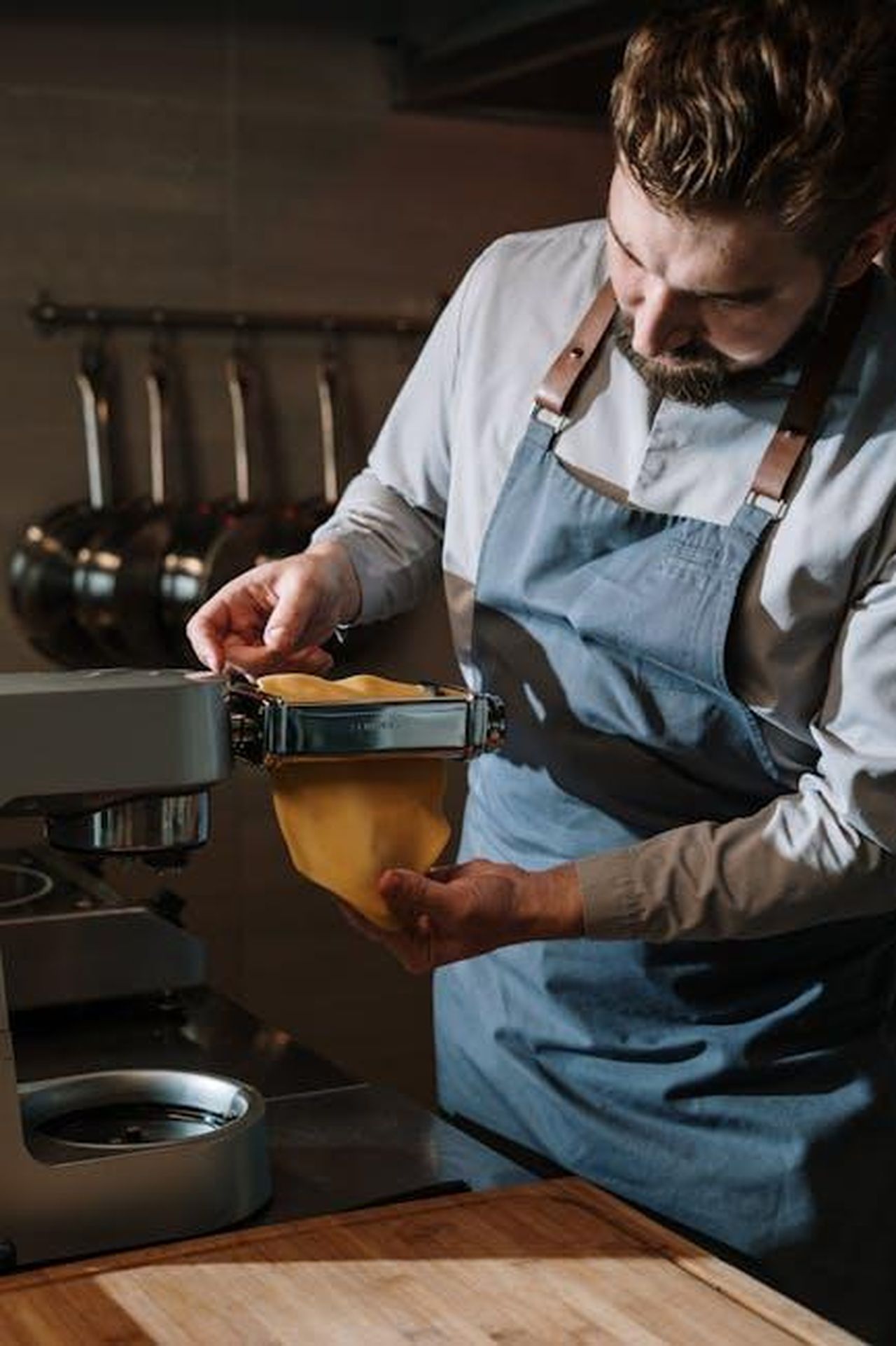 Un_viaggio_gastronomico_con_Drive_Essence_Q2nKY9w8Gr - Veicoli24 Source: cottonbro studio - pexels - Male chef in kitchen making fresh pasta using a pasta machine.