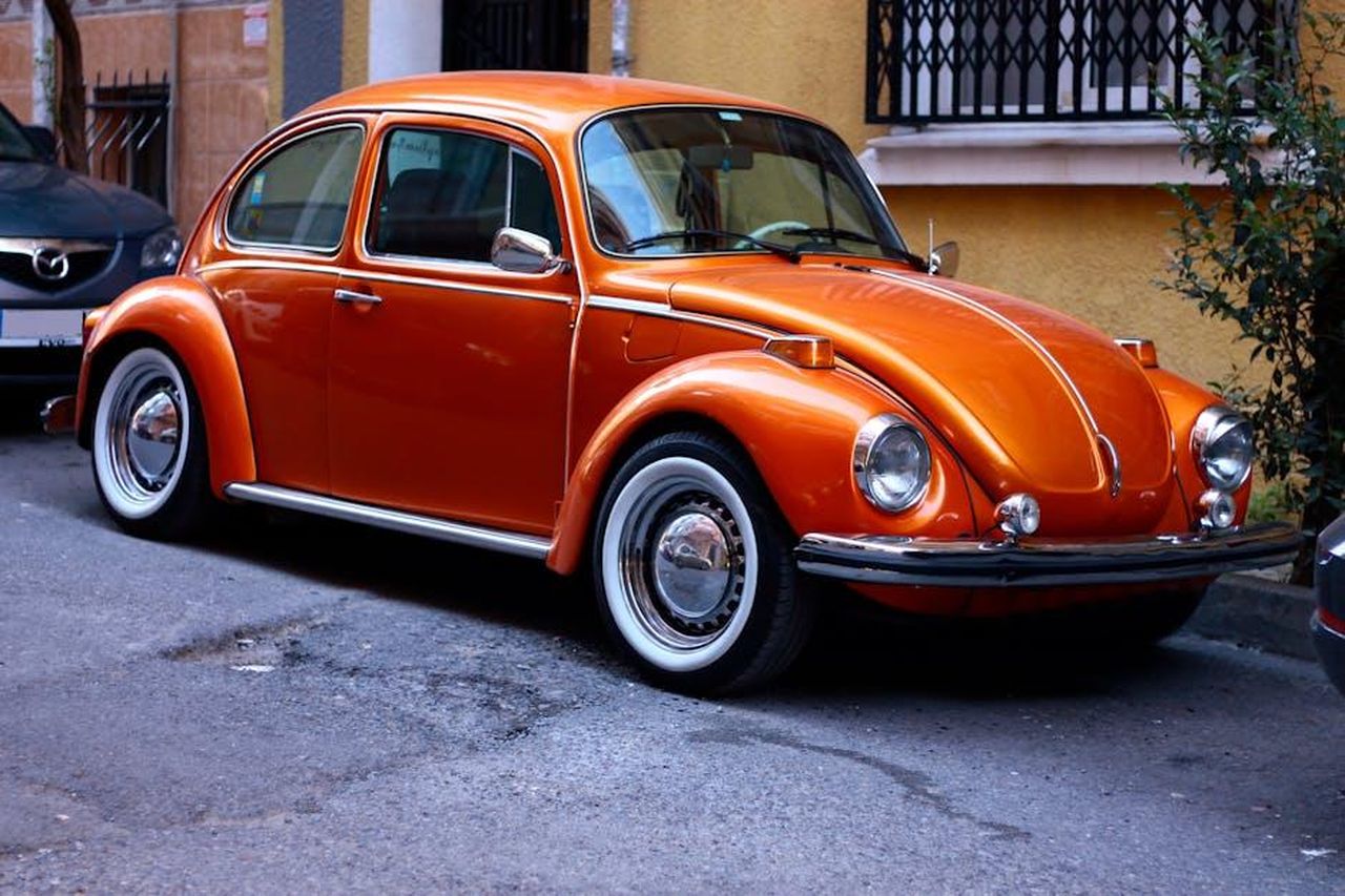 Un_viaggio_nelleleganza_dalla_Y10_alla_Ypsilon_del_2011_V67oVVLkqv - Veicoli24 Source: murat soyluoglu - pexels - A classic orange Volkswagen Beetle parked on a street in Istanbul.